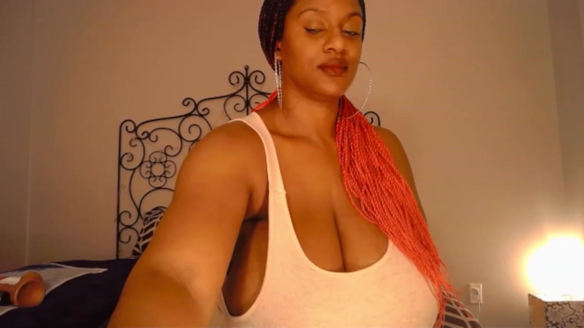 Gallery image thumbnail from TheIconicGirl's myfreecams stream on, 12/18/2022, 17:37 image 6 of 20