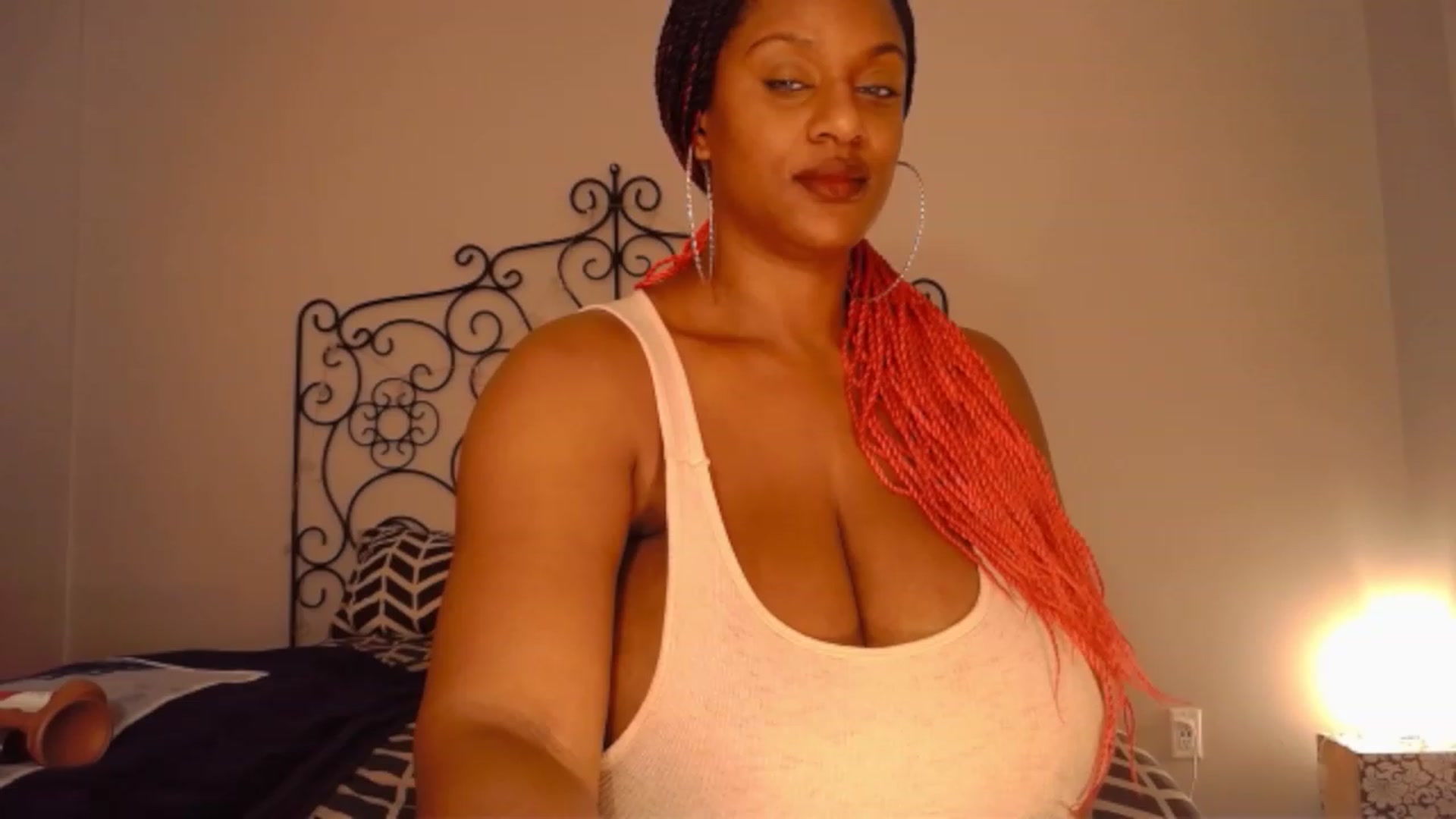 Gallery image thumbnail from TheIconicGirl's myfreecams stream on, 12/18/2022, 17:37 image 14 of 20
