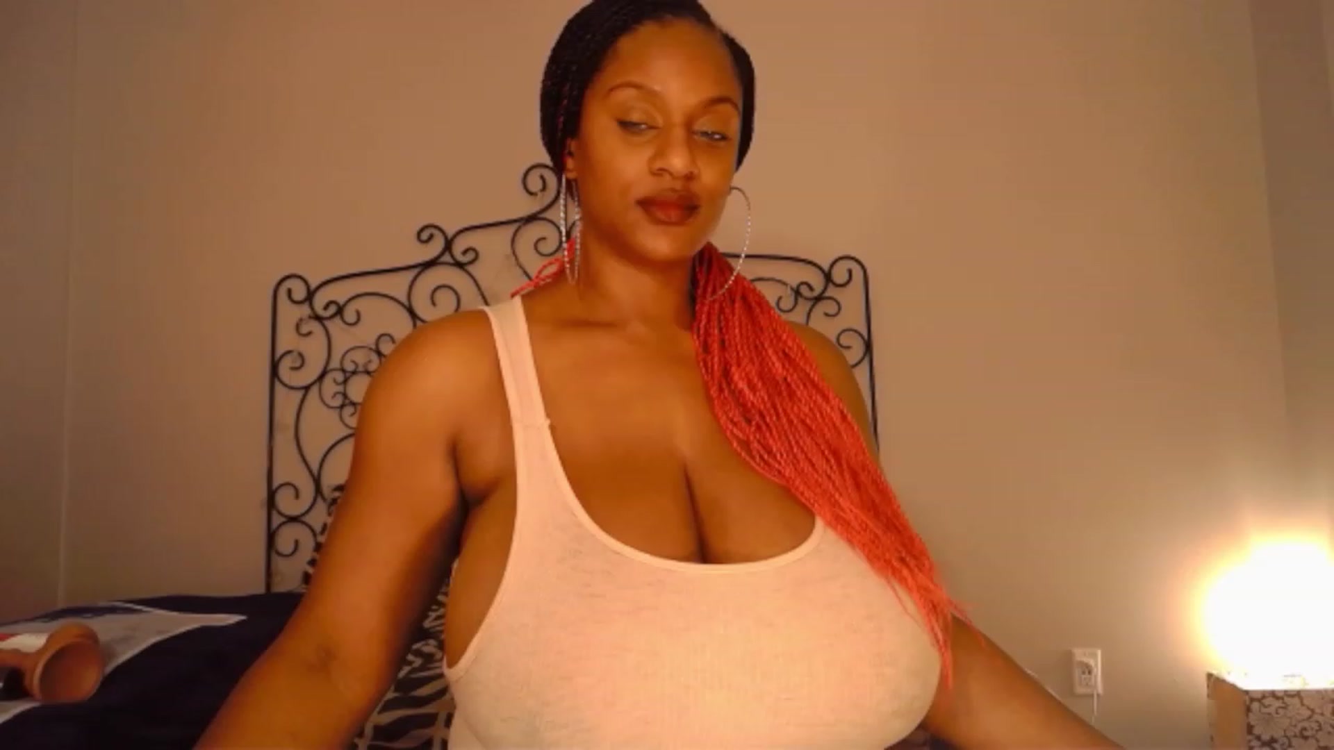 Gallery image thumbnail from TheIconicGirl's myfreecams stream on, 12/18/2022, 17:37 image 7 of 20