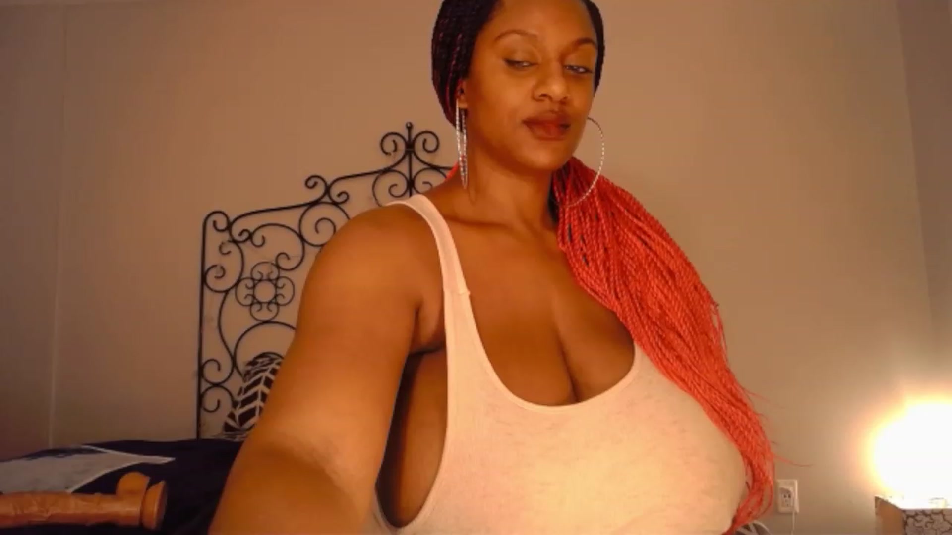Gallery image thumbnail from TheIconicGirl's myfreecams stream on, 12/18/2022, 18:41 image 5 of 20