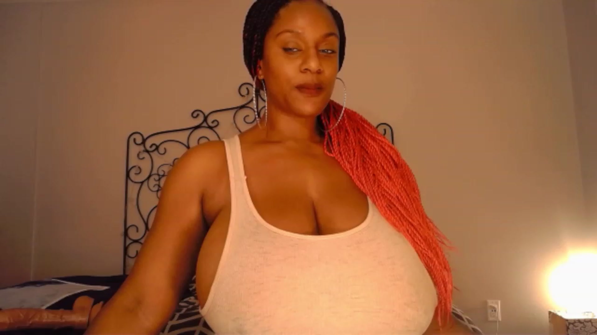 Gallery image thumbnail from TheIconicGirl's myfreecams stream on, 12/18/2022, 18:41 image 6 of 20