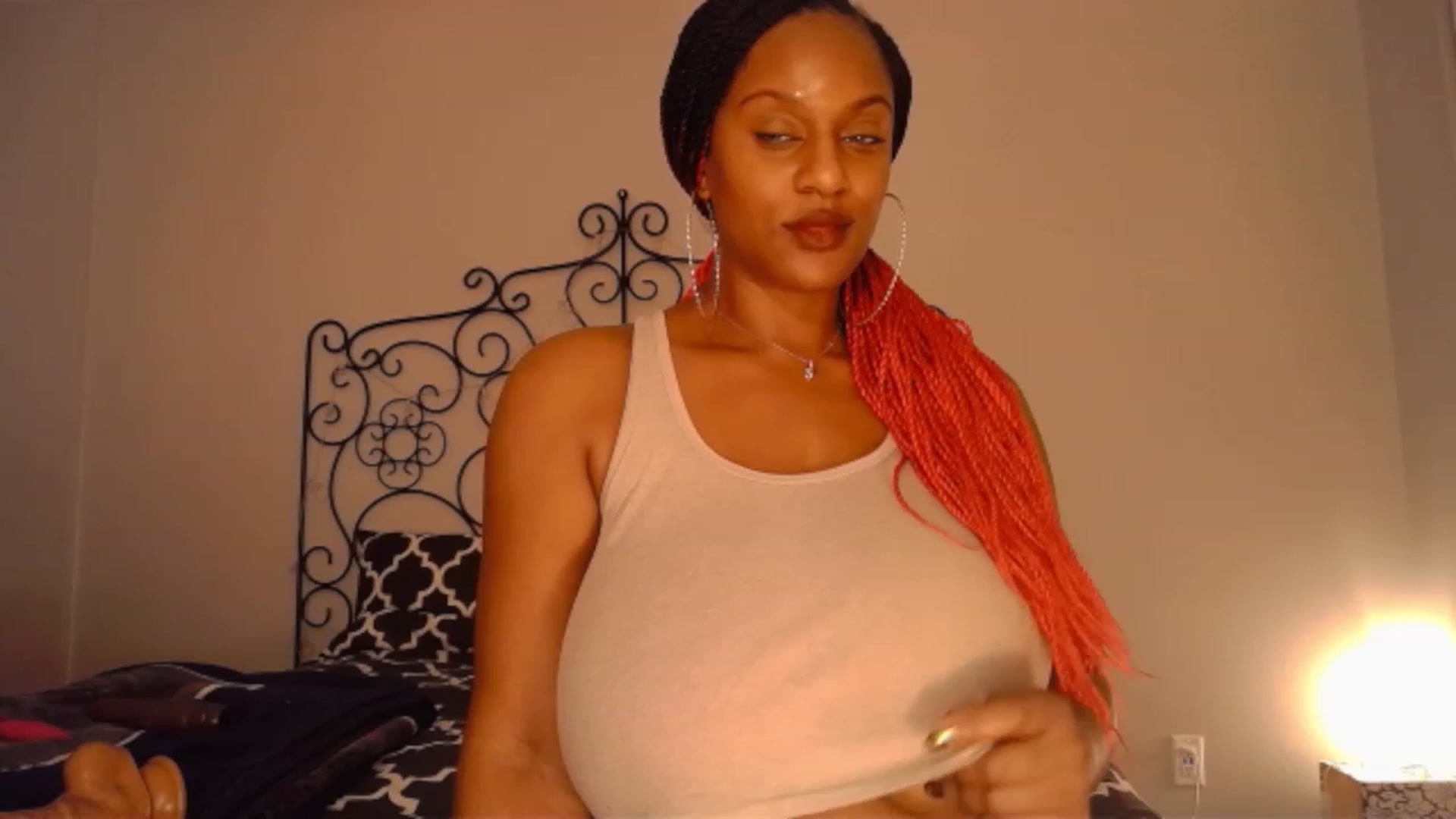 Gallery image thumbnail from TheIconicGirl's myfreecams stream on, 12/26/2022, 15:56 image 12 of 20