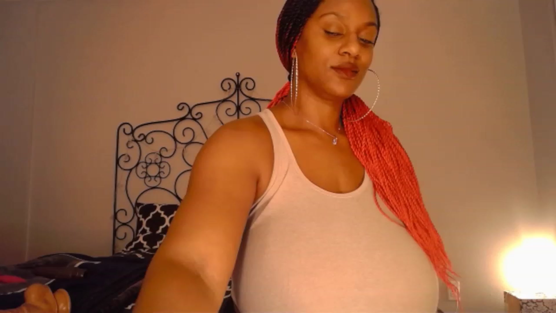 Gallery image thumbnail from TheIconicGirl's myfreecams stream on, 12/26/2022, 15:56 image 10 of 20