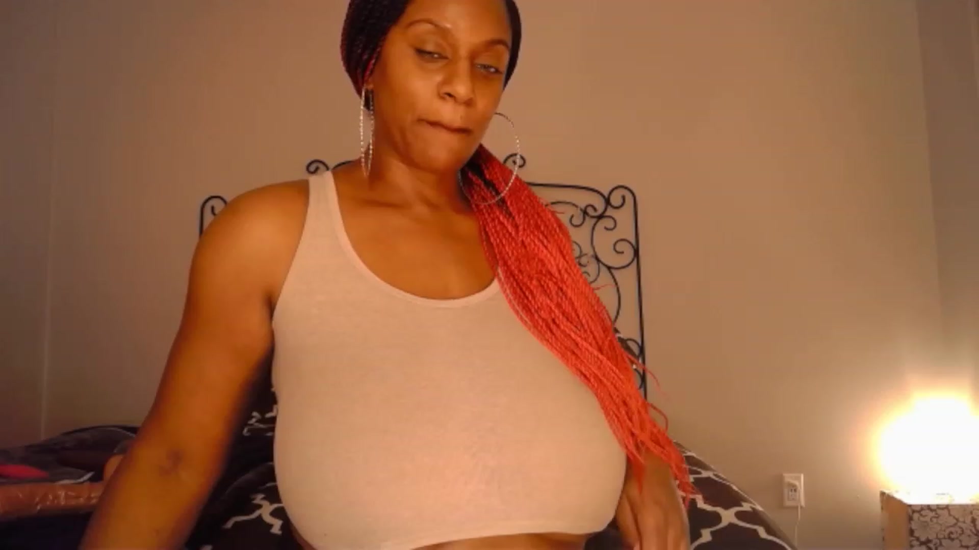 Gallery image thumbnail from TheIconicGirl's myfreecams stream on, 12/26/2022, 18:50 image 16 of 20