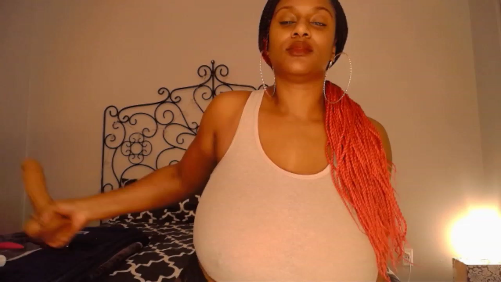 Gallery image thumbnail from TheIconicGirl's myfreecams stream on, 12/26/2022, 20:27 image 3 of 20