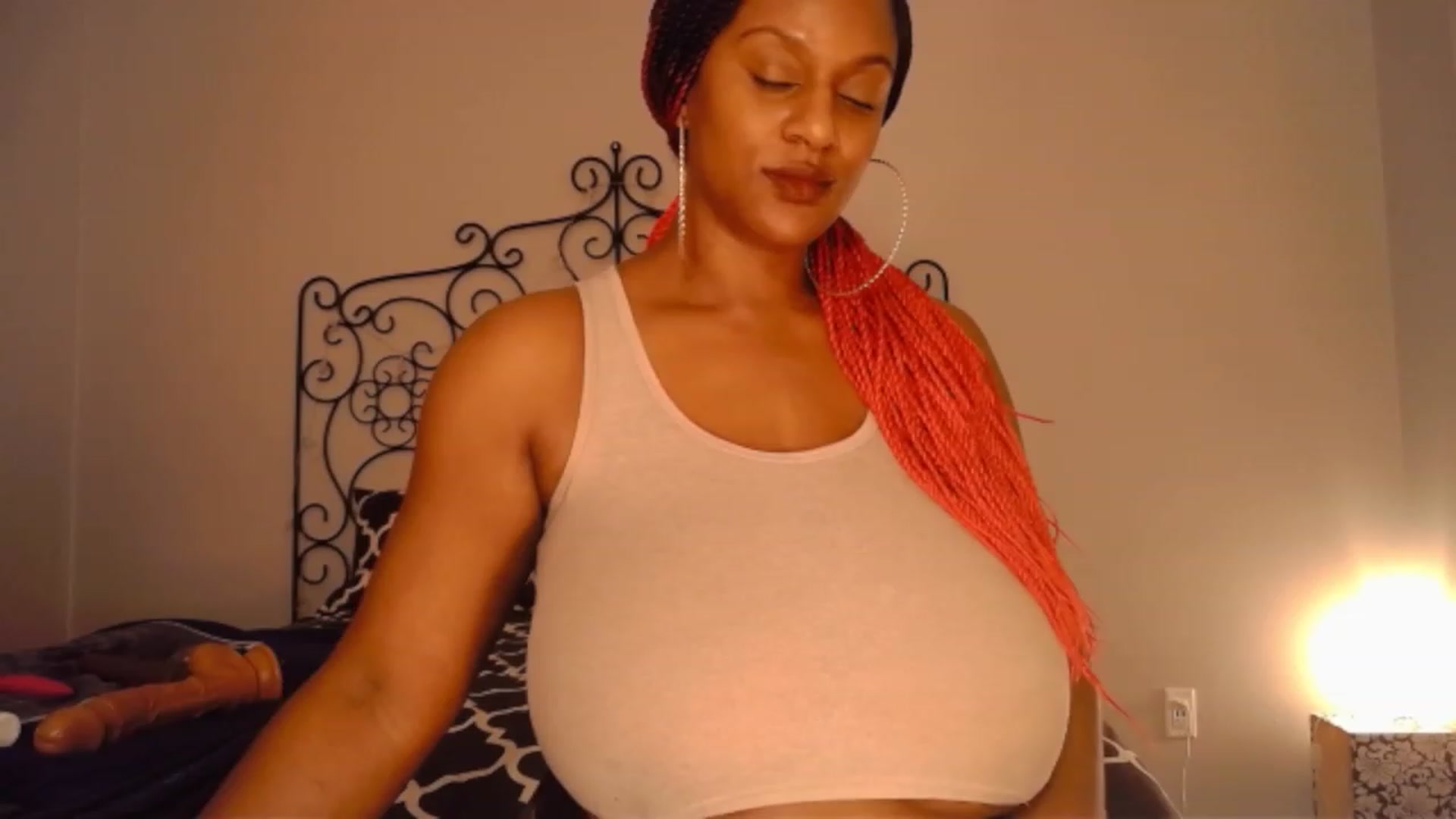 Gallery image thumbnail from TheIconicGirl's myfreecams stream on, 12/26/2022, 20:27 image 9 of 20