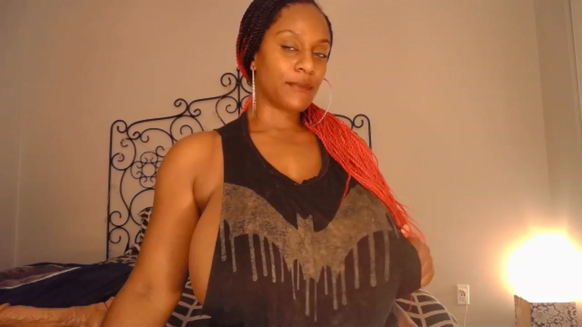 Gallery image thumbnail from TheIconicGirl's myfreecams stream on, 12/27/2022, 20:04 image 7 of 20