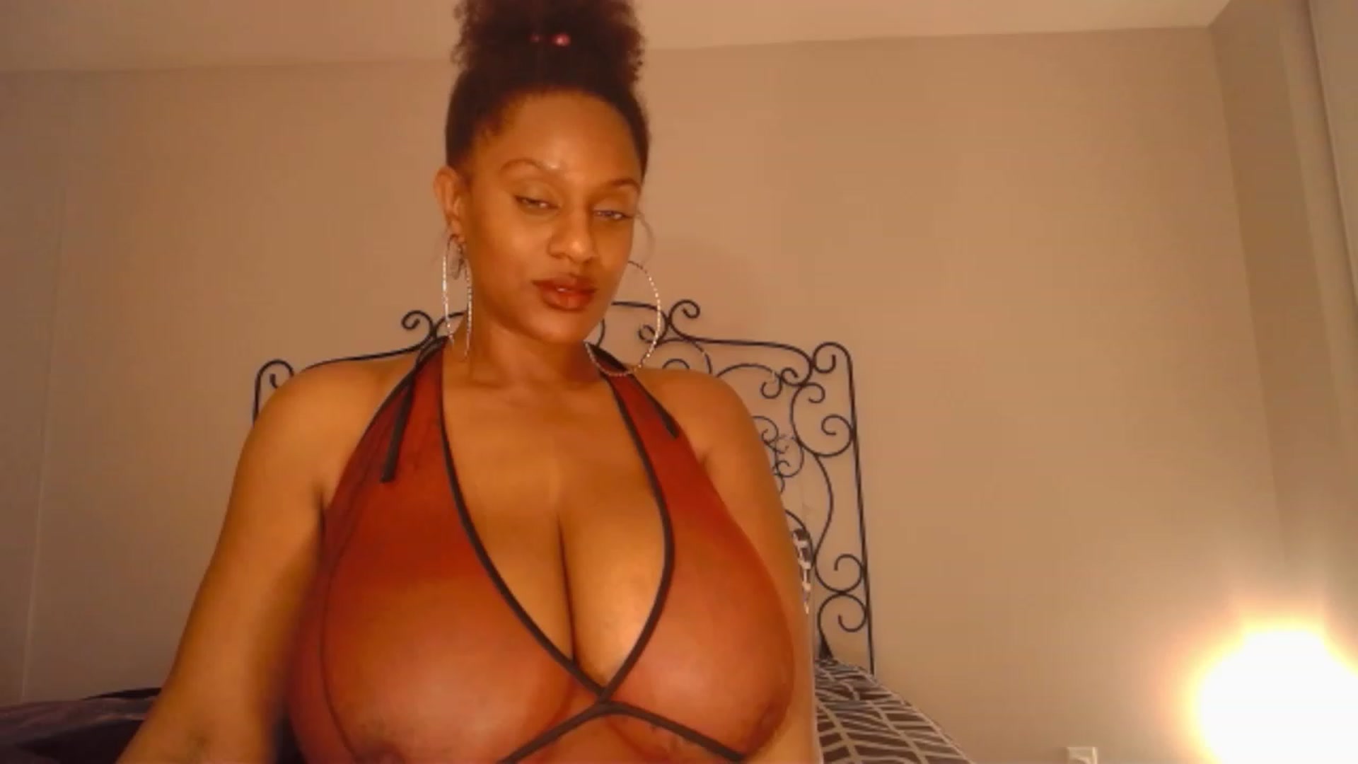 Gallery image thumbnail from TheIconicGirl's myfreecams stream on, 04/05/2023, 23:59 image 9 of 20