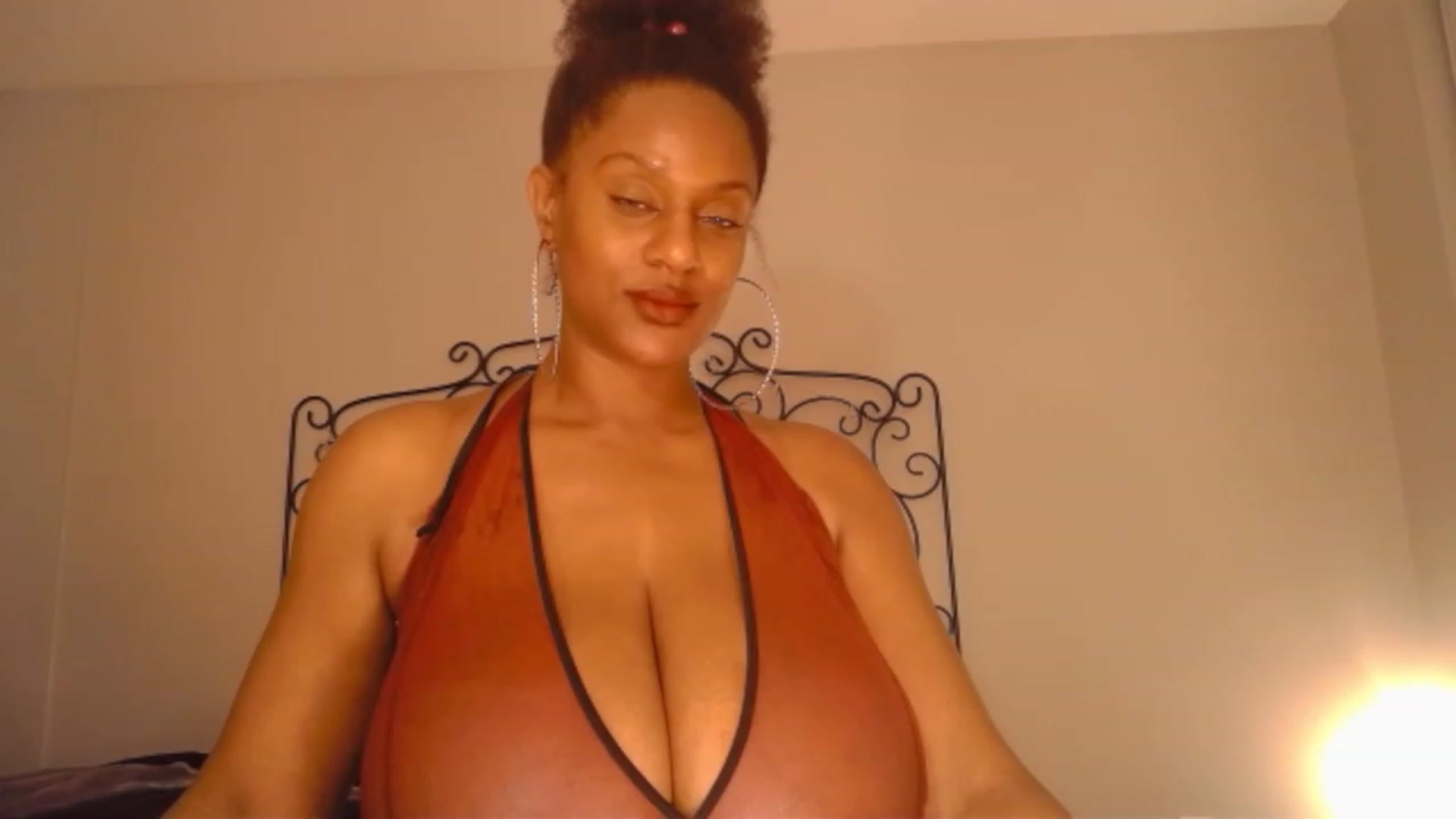 Gallery image thumbnail from TheIconicGirl's myfreecams stream on, 04/06/2023, 24:30 image 15 of 20