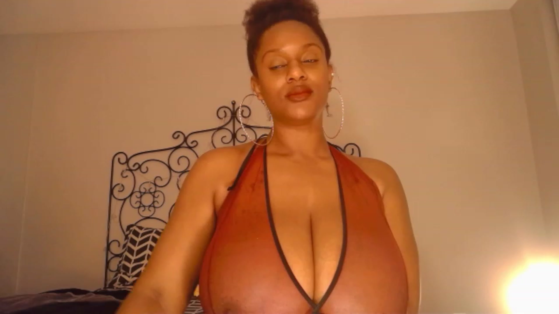 Gallery image thumbnail from TheIconicGirl's myfreecams stream on, 04/06/2023, 24:30 image 19 of 20