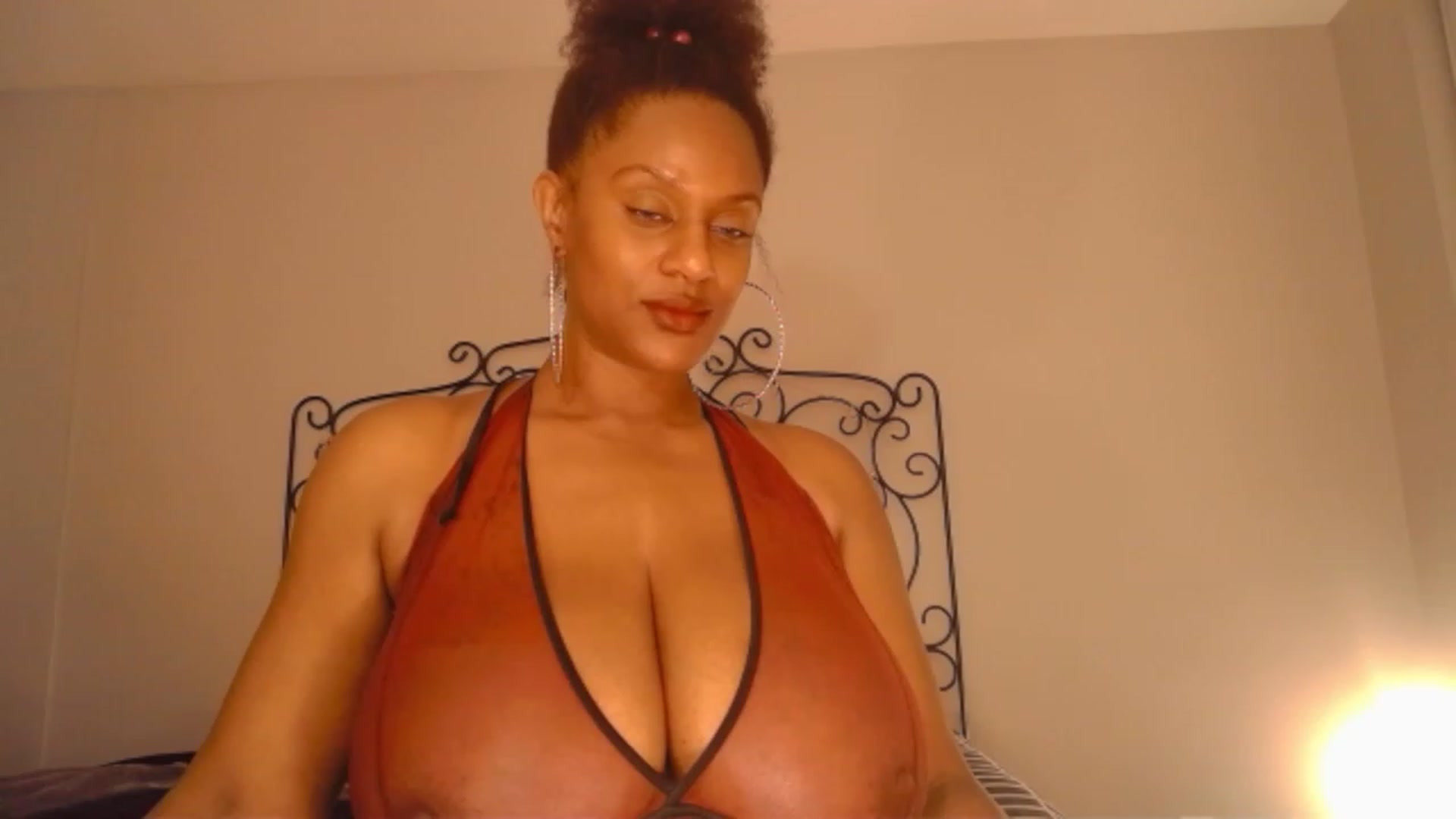 Gallery image thumbnail from TheIconicGirl's myfreecams stream on, 04/06/2023, 24:30 image 7 of 20
