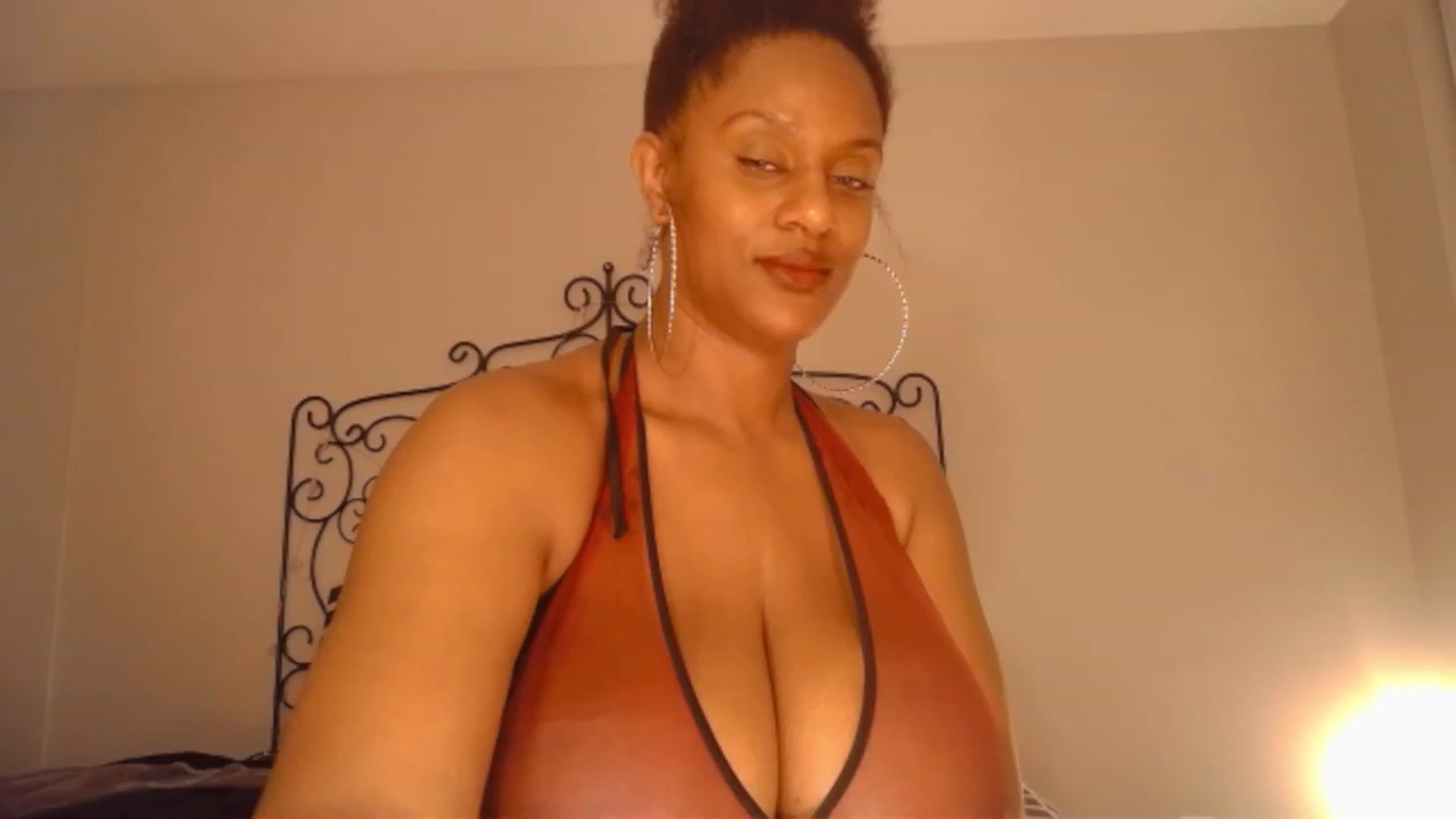 Gallery image thumbnail from TheIconicGirl's myfreecams stream on, 04/06/2023, 24:30 image 1 of 20