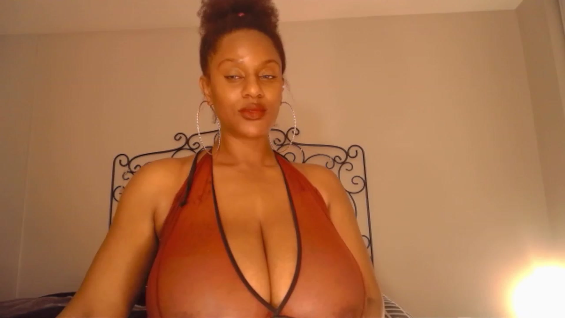 Gallery image thumbnail from TheIconicGirl's myfreecams stream on, 04/06/2023, 24:30 image 13 of 20
