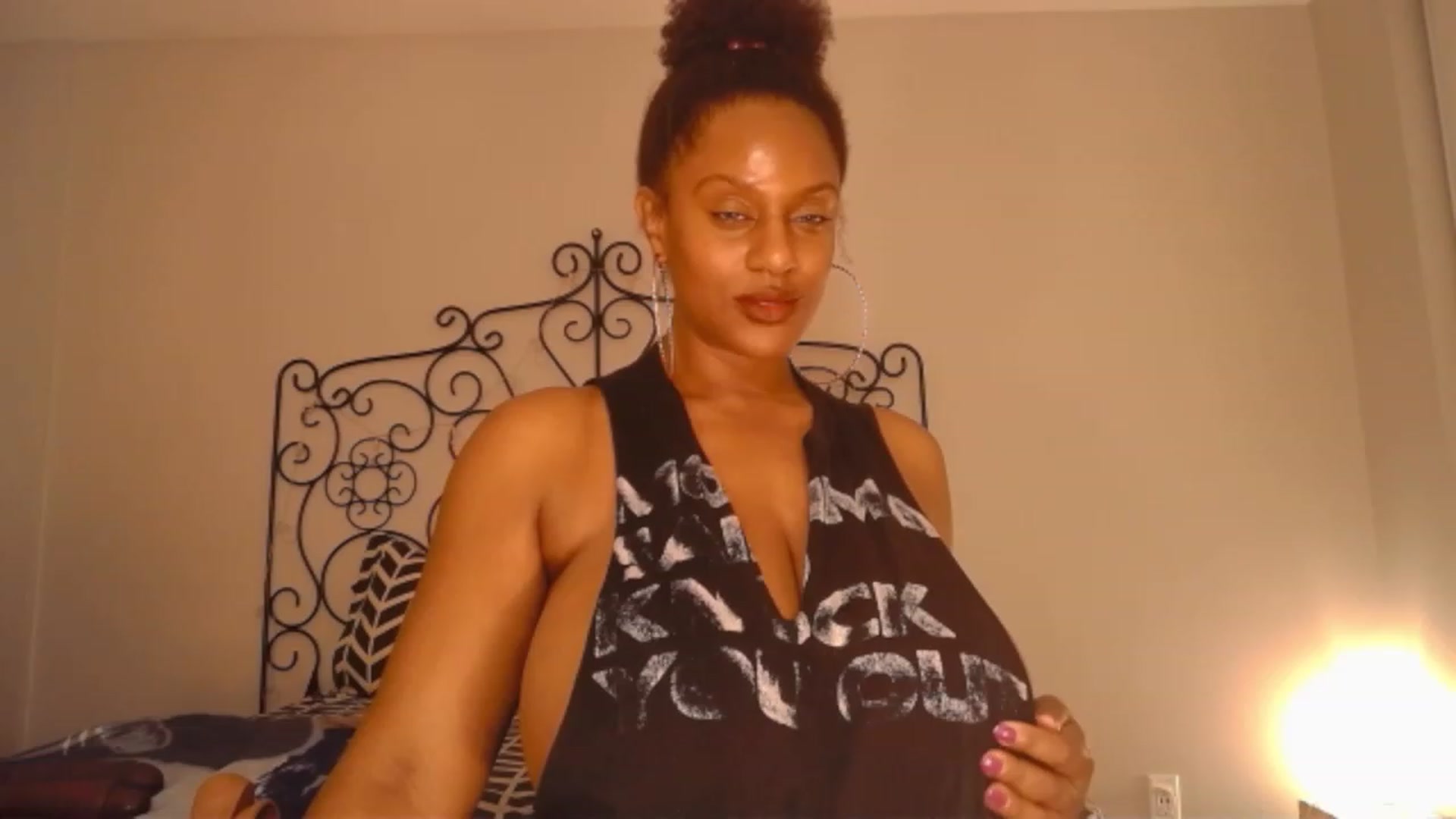 Gallery image thumbnail from TheIconicGirl's myfreecams stream on, 04/07/2023, 24:37 image 19 of 20