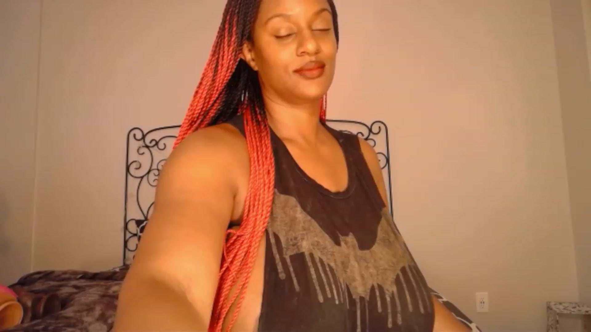 Gallery image thumbnail from TheIconicGirl's myfreecams stream on, 09/19/2023, 15:42 image 9 of 20