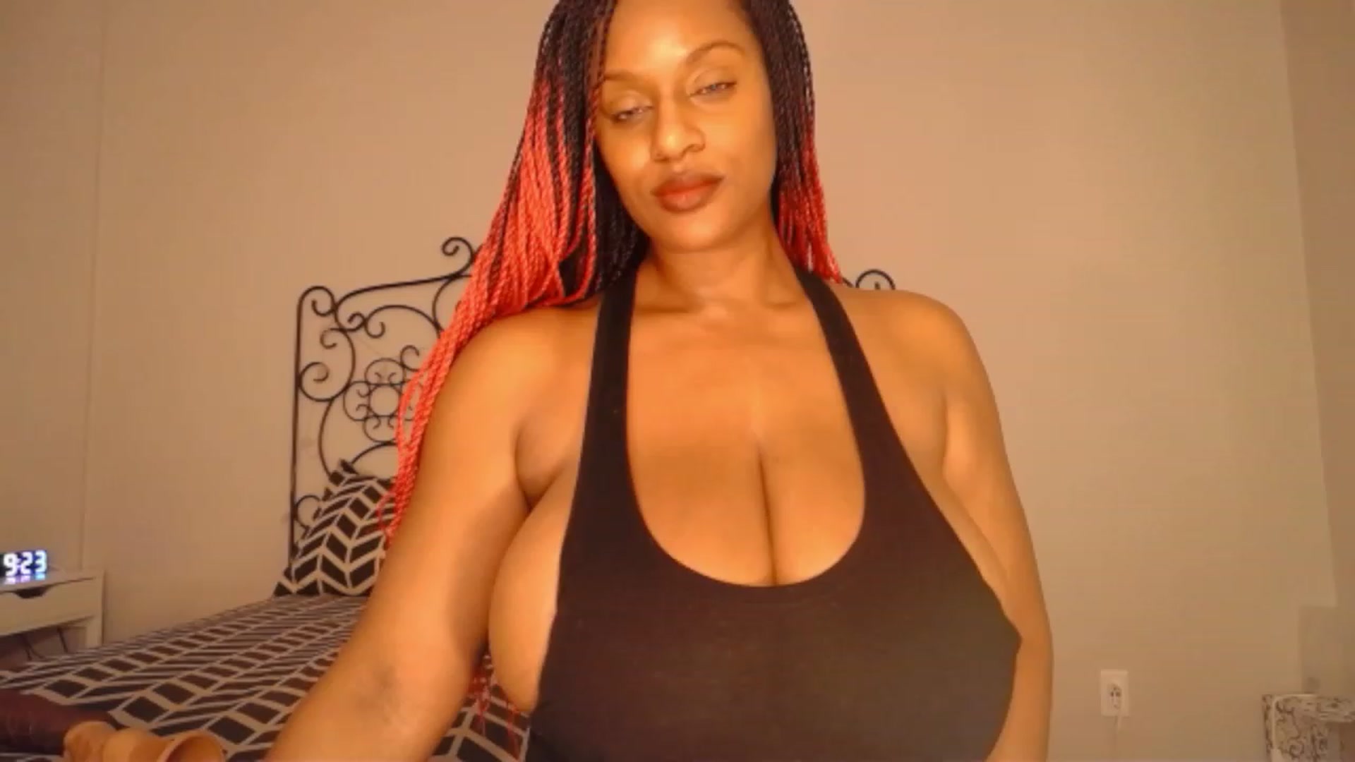 Gallery image thumbnail from TheIconicGirl's myfreecams stream on, 01/28/2024, 15:10 image 6 of 20