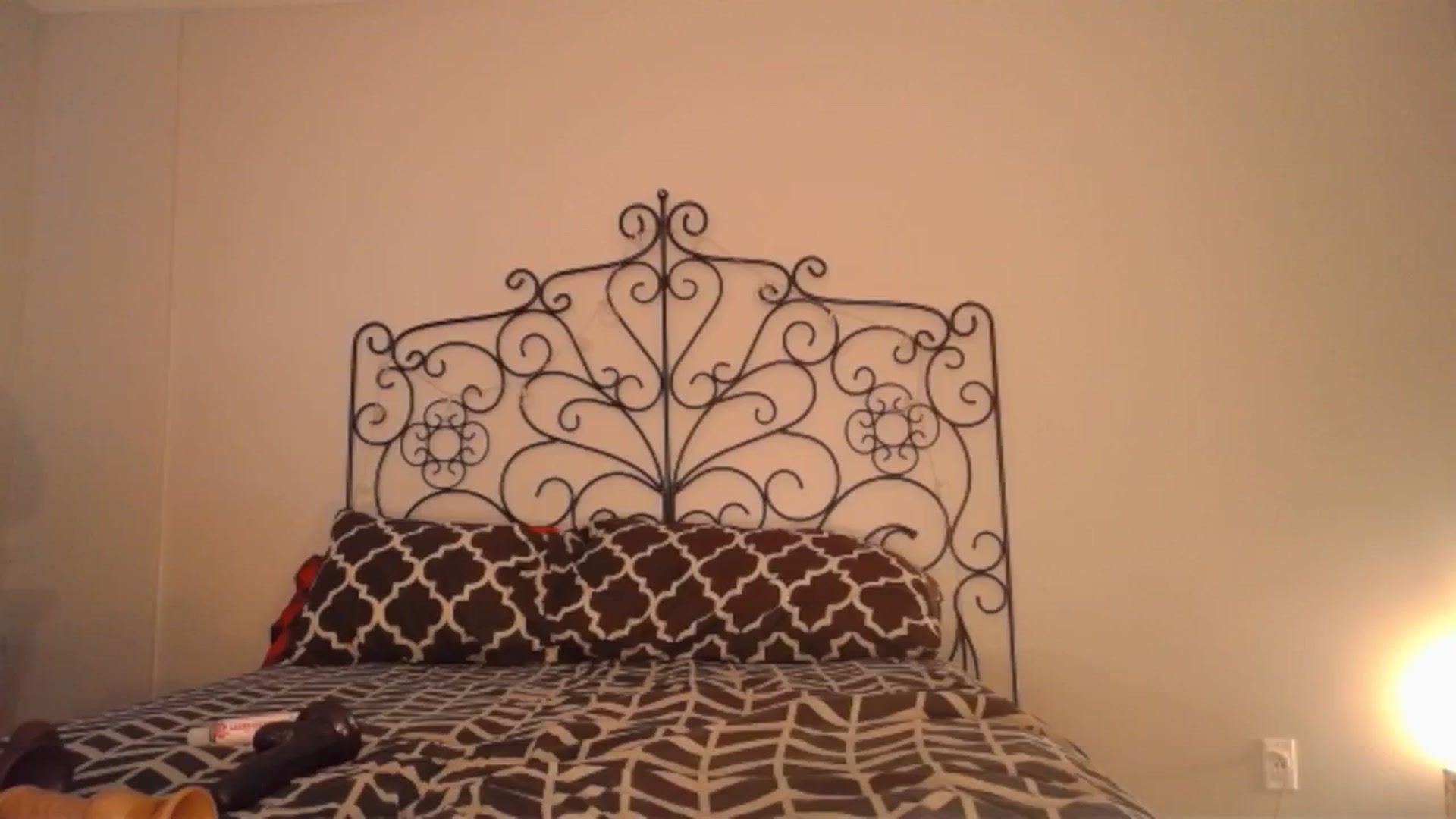 Gallery image thumbnail from TheIconicGirl's myfreecams stream on, 12/22/2024, 17:25 image 15 of 20