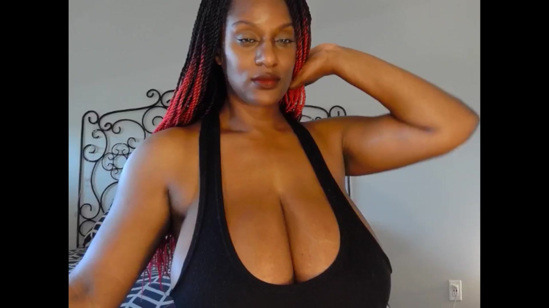 Gallery image thumbnail from TheIconicGirl's myfreecams stream on, 07/05/2025, 14:57 image 7 of 20