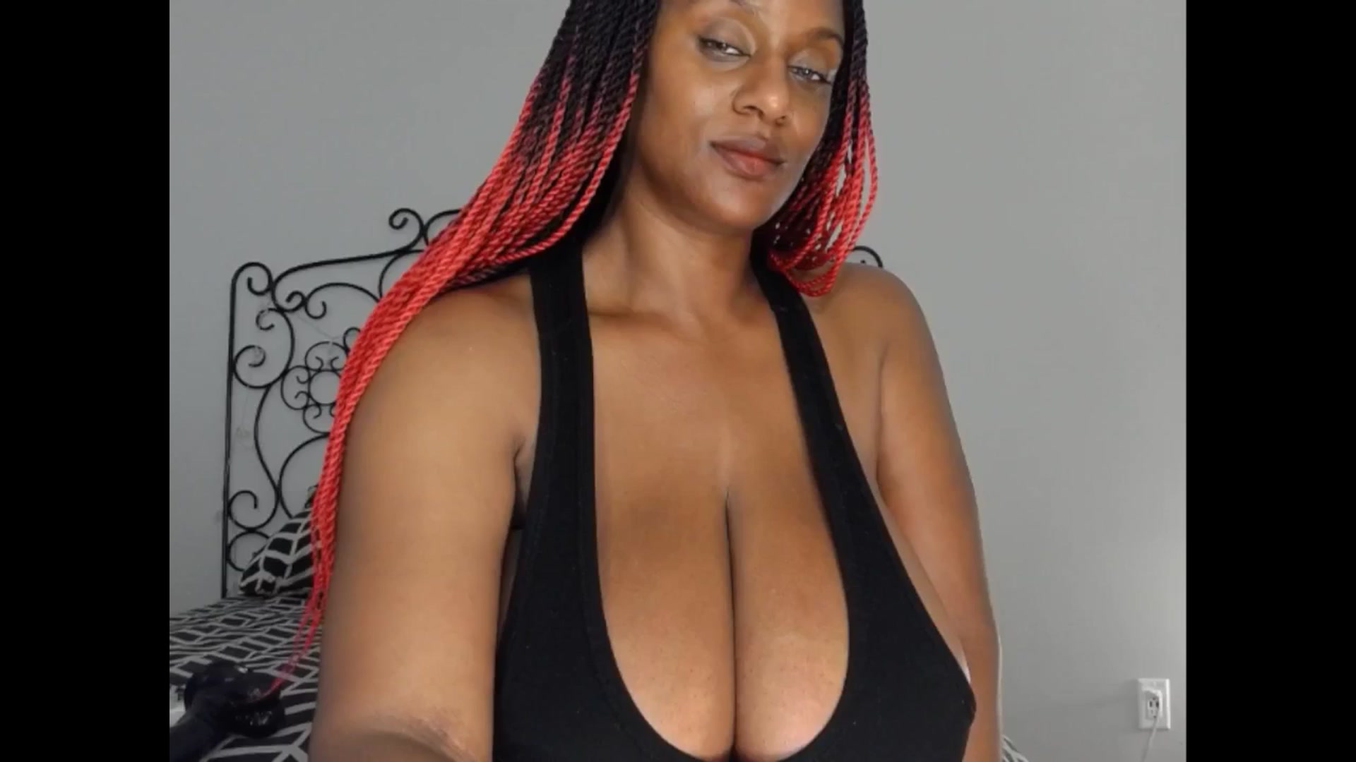 Gallery image thumbnail from TheIconicGirl's myfreecams stream on, 07/05/2025, 18:58 image 4 of 20