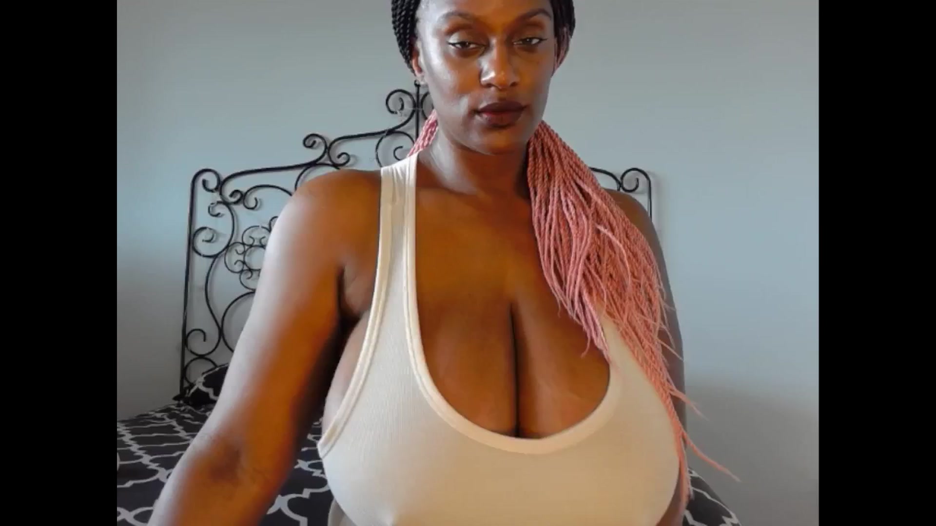 Gallery image thumbnail from TheIconicGirl's myfreecams stream on, 07/20/2025, 19:09 image 18 of 20