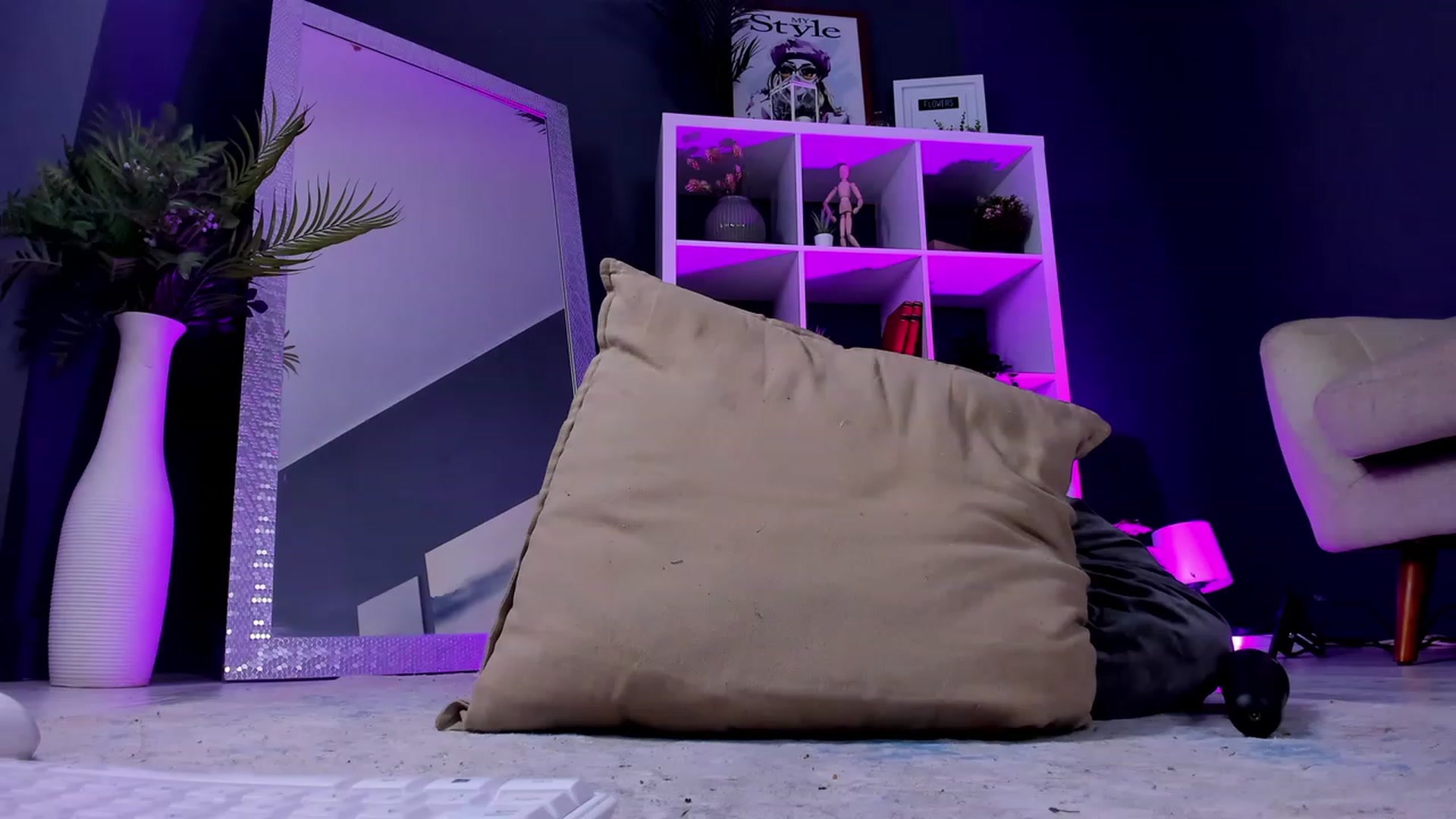 Gallery image thumbnail from TheJoyShow's myfreecams stream on, 12/30/2022, 01:56 image 11 of 20