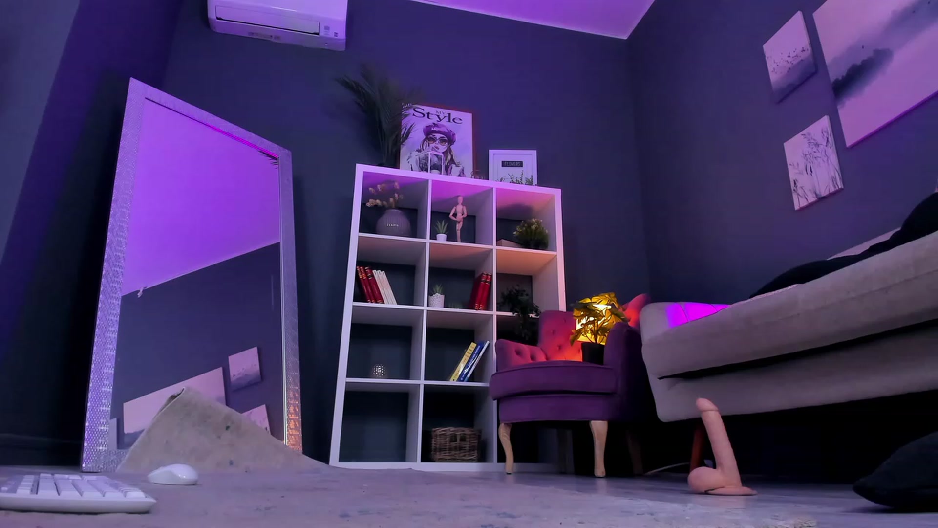 Gallery image thumbnail from TheJoyShow's myfreecams stream on, 01/27/2023, 02:11 image 13 of 20