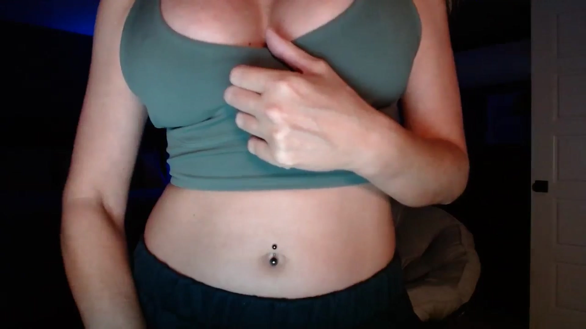 Gallery image thumbnail from TheKissKara's myfreecams stream on, 08/12/2025, 03:05 image 17 of 20