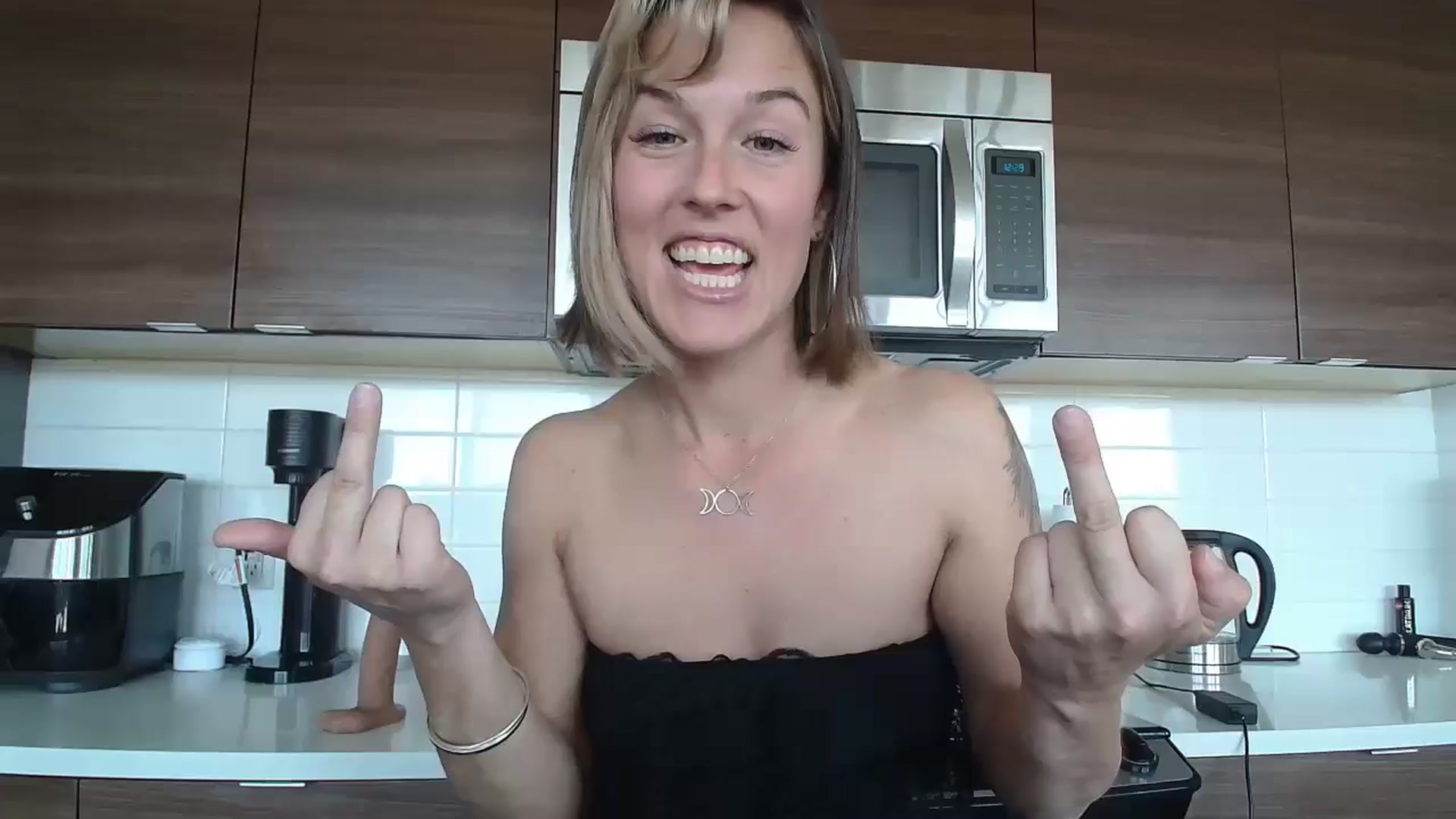 Gallery image thumbnail from TheMaytrix's myfreecams stream on, 06/19/2024, 19:43 image 17 of 20