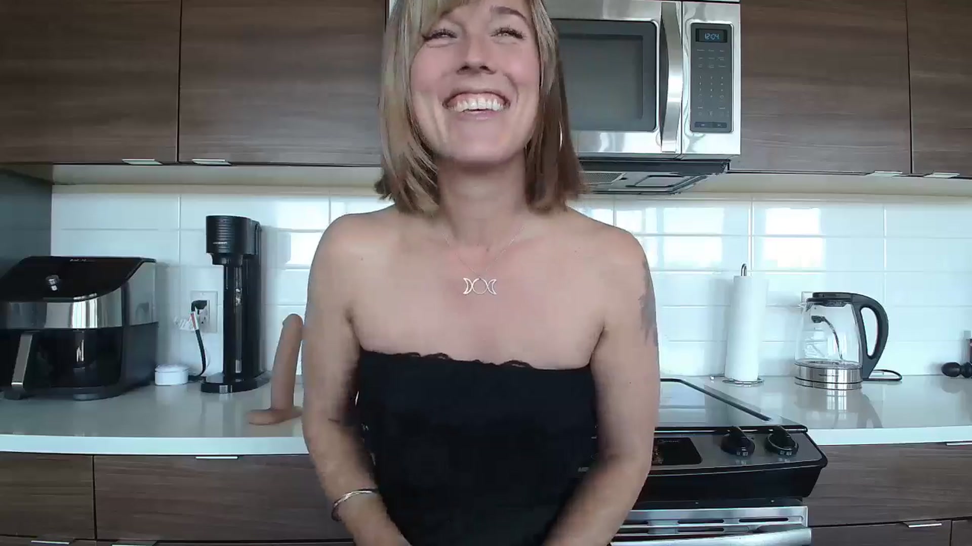 Gallery image thumbnail from TheMaytrix's myfreecams stream on, 06/19/2024, 19:43 image 8 of 20