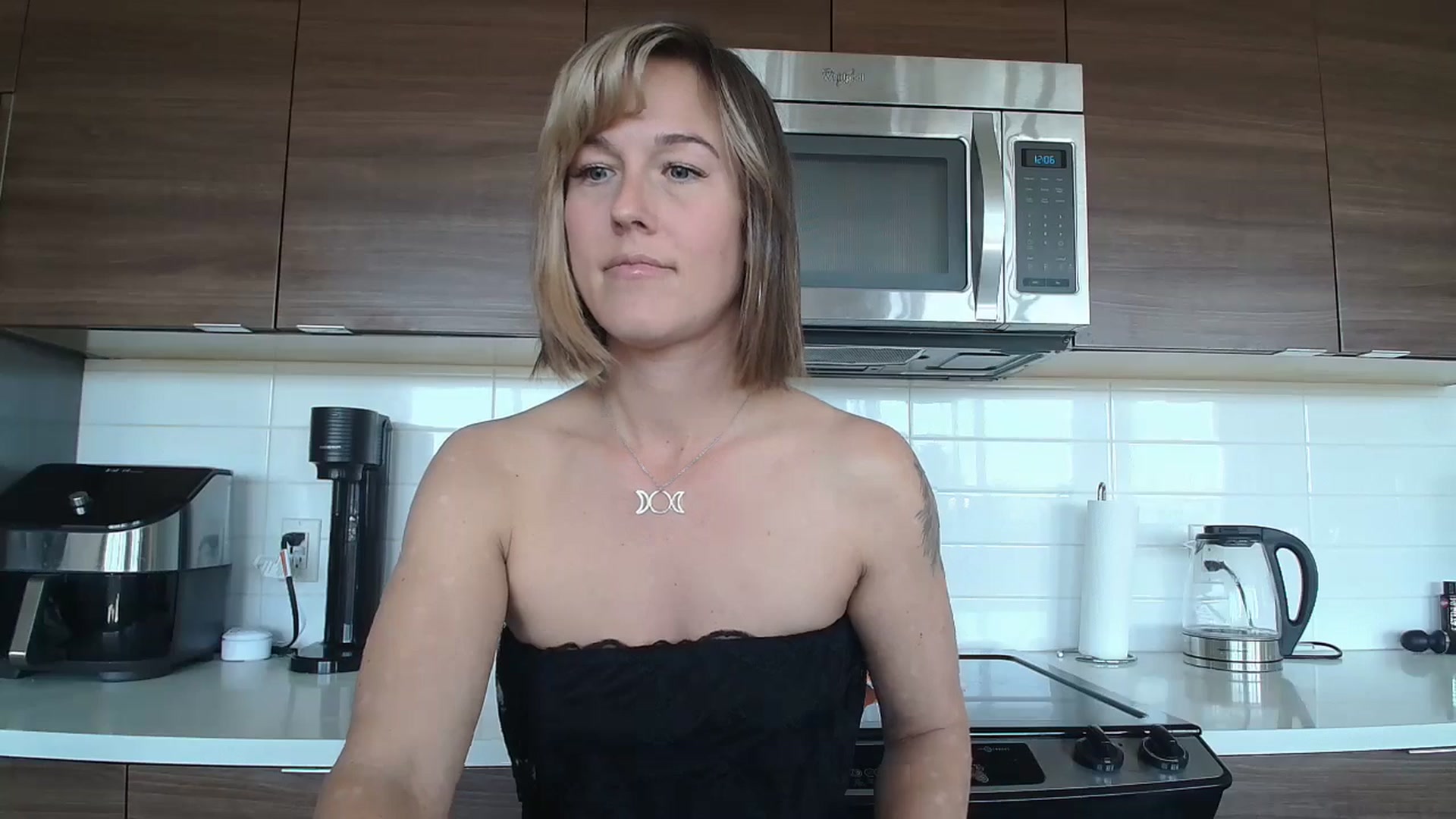 Gallery image thumbnail from TheMaytrix's myfreecams stream on, 06/19/2024, 19:43 image 9 of 20