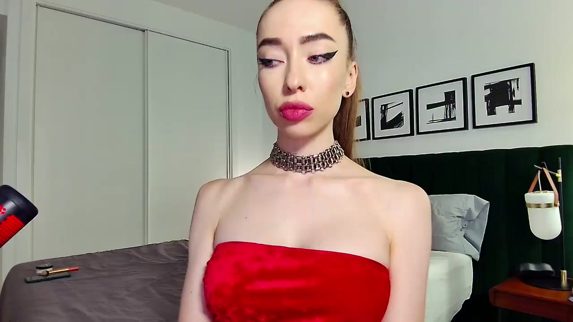 Gallery image thumbnail from TheNorthQueen's myfreecams stream on, 09/08/2024, 04:04 image 9 of 20