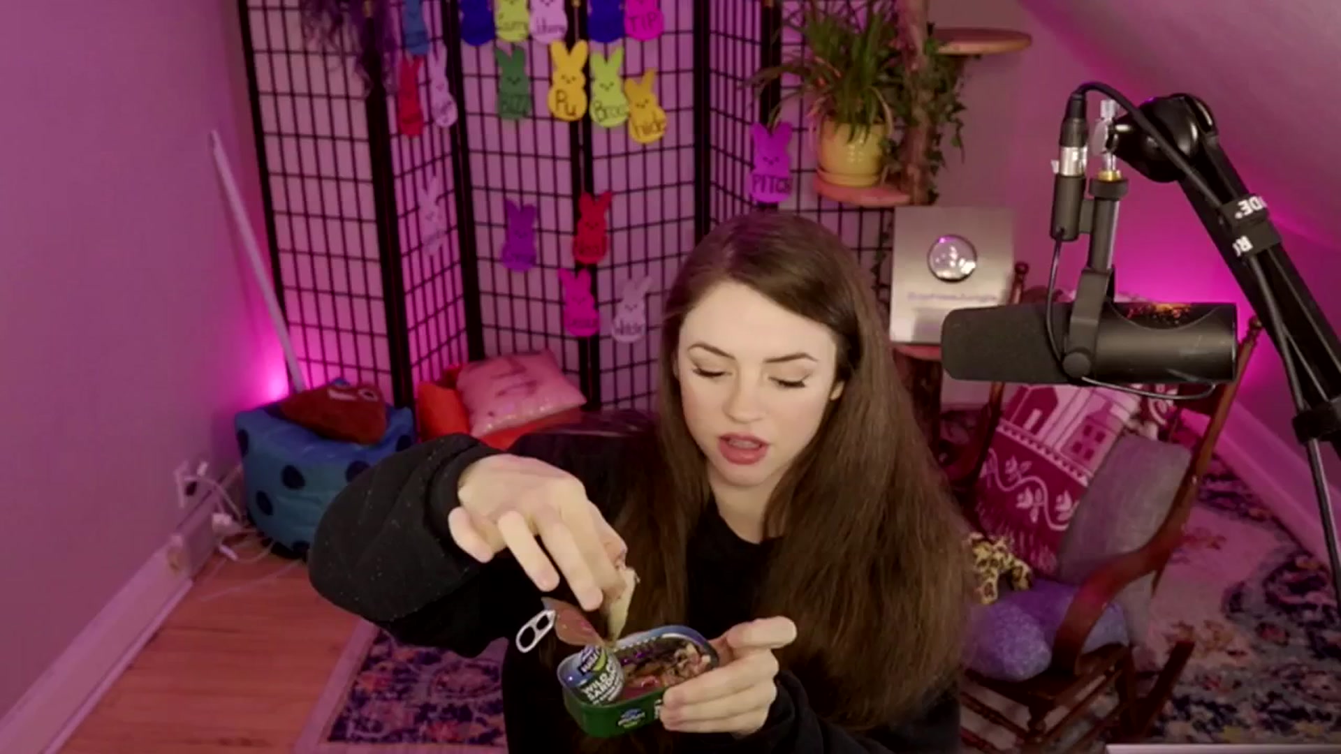 Gallery image thumbnail from ThePeepShow's myfreecams stream on, 04/24/2025, 07:31 image 9 of 20