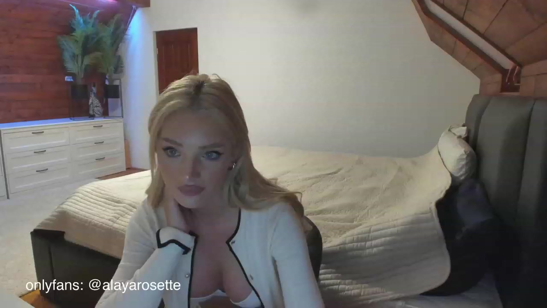 Gallery image thumbnail from TheRosette's myfreecams stream on, 10/10/2023, 23:55 image 12 of 20