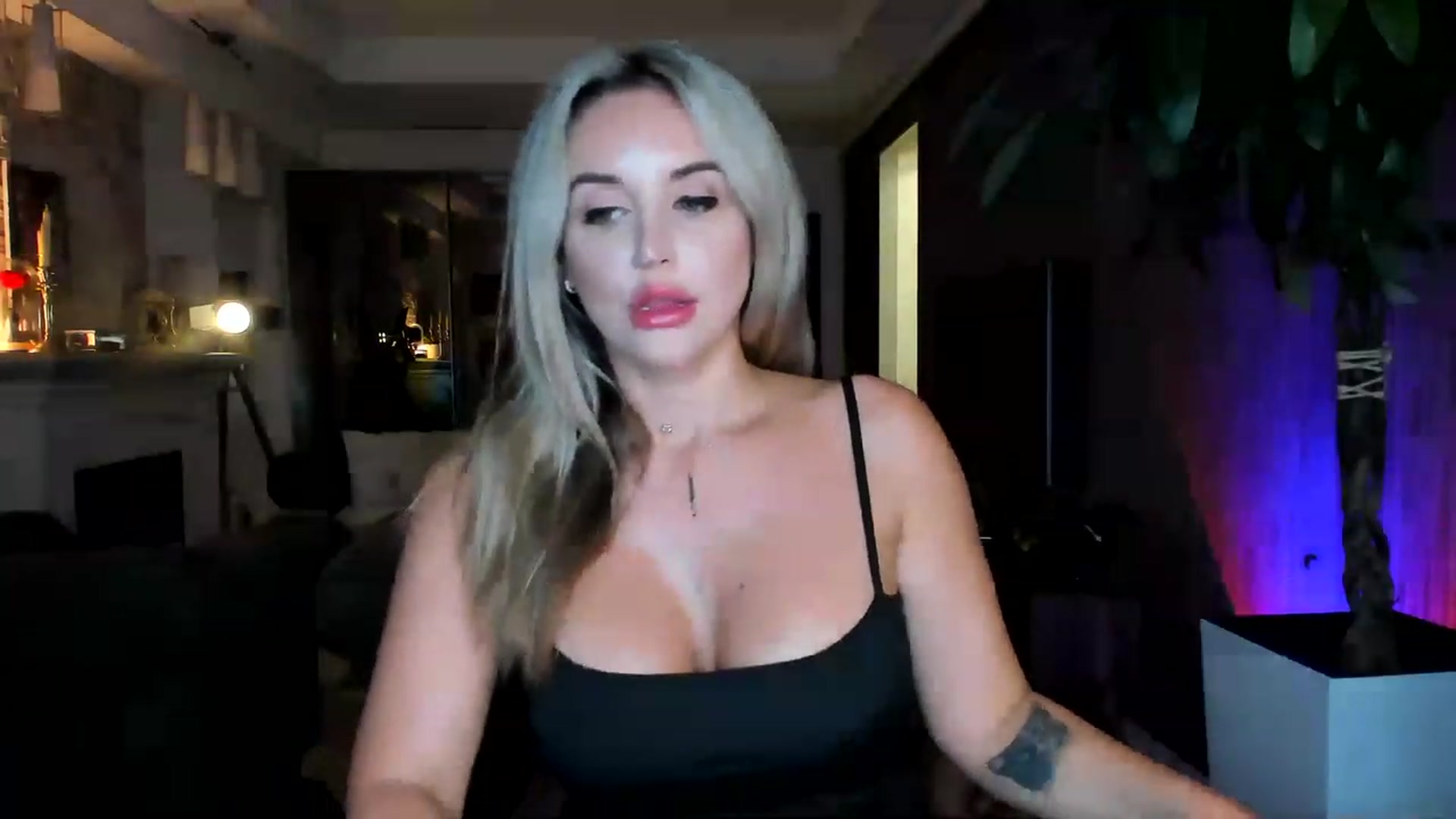 Gallery image thumbnail from TheSassyOne's myfreecams stream on, 03/18/2023, 02:14 image 8 of 20
