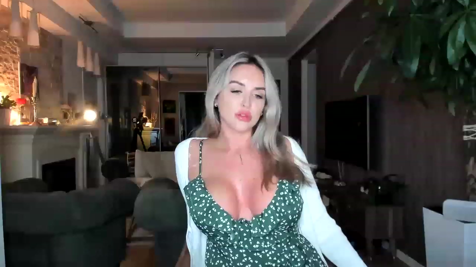 Gallery image thumbnail from TheSassyOne's myfreecams stream on, 03/27/2023, 24:10 image 3 of 20