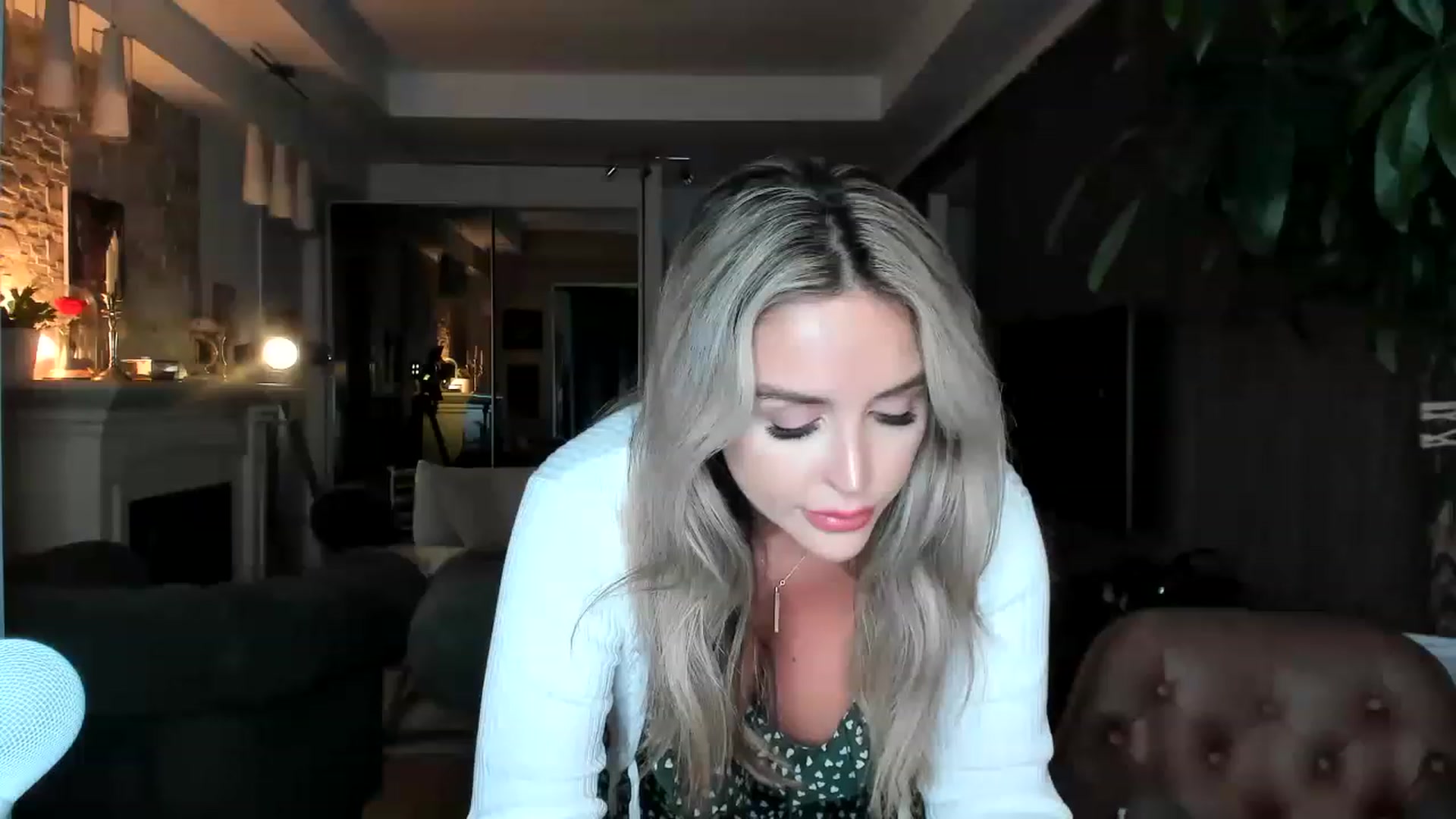 Gallery image thumbnail from TheSassyOne's myfreecams stream on, 03/27/2023, 24:10 image 10 of 20