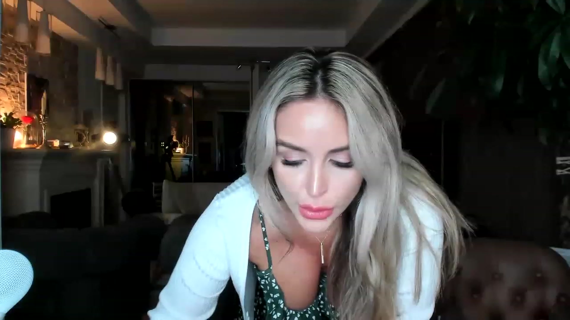 Gallery image thumbnail from TheSassyOne's myfreecams stream on, 03/27/2023, 24:10 image 11 of 20