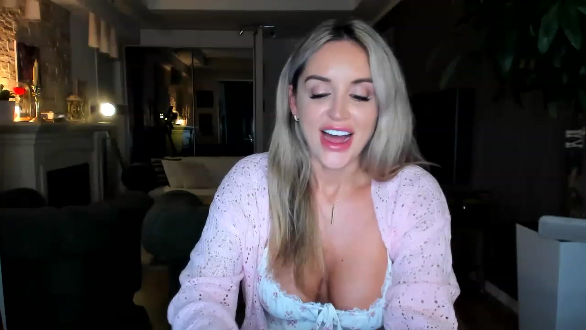 Gallery image thumbnail from TheSassyOne's myfreecams stream on, 04/01/2023, 21:28 image 17 of 20