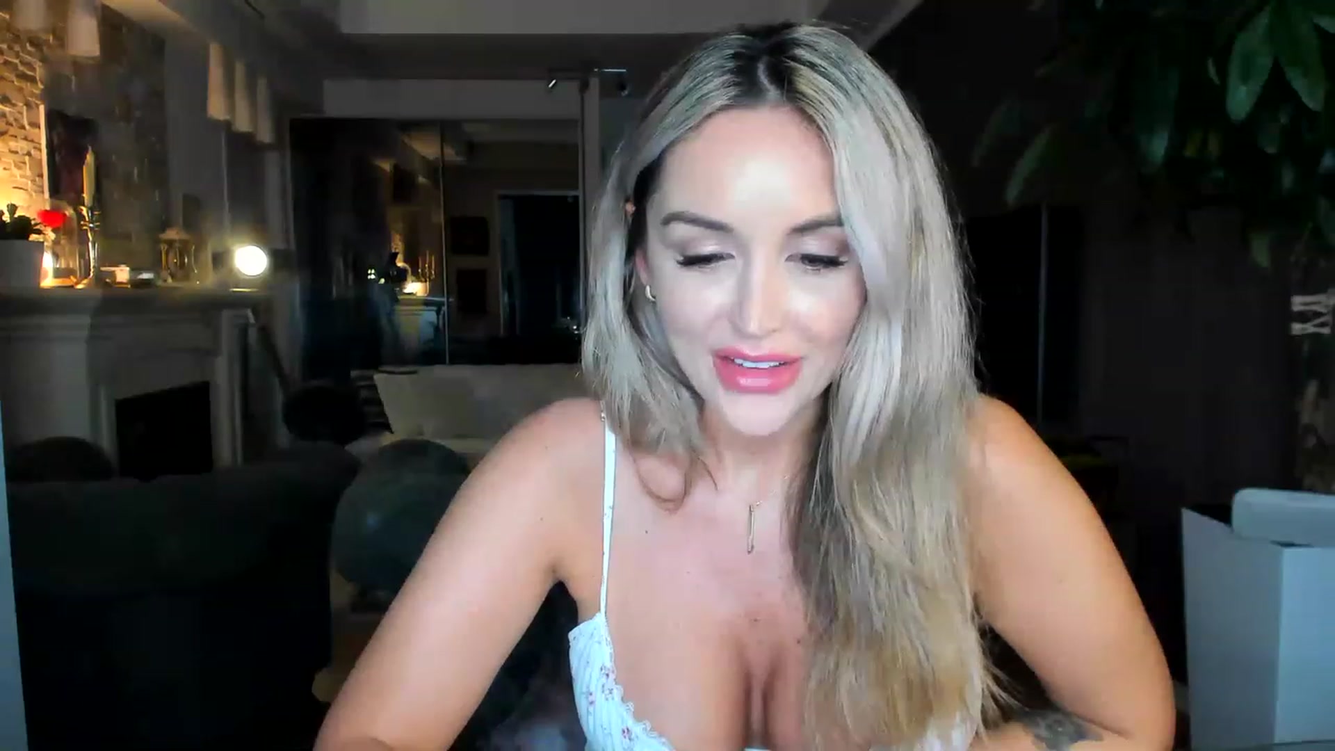 Gallery image thumbnail from TheSassyOne's myfreecams stream on, 04/01/2023, 22:04 image 3 of 20