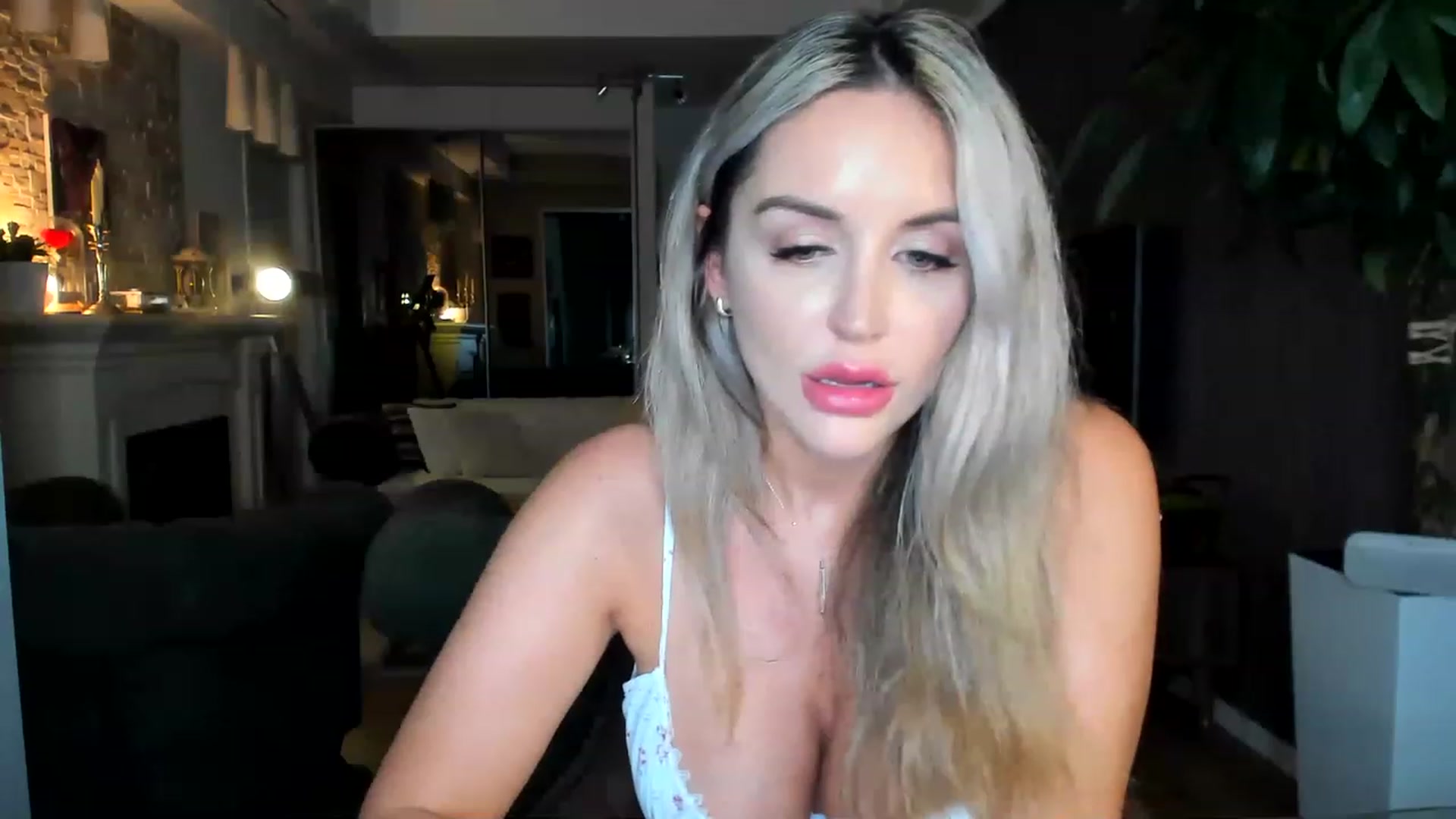 Gallery image thumbnail from TheSassyOne's myfreecams stream on, 04/01/2023, 22:04 image 5 of 20