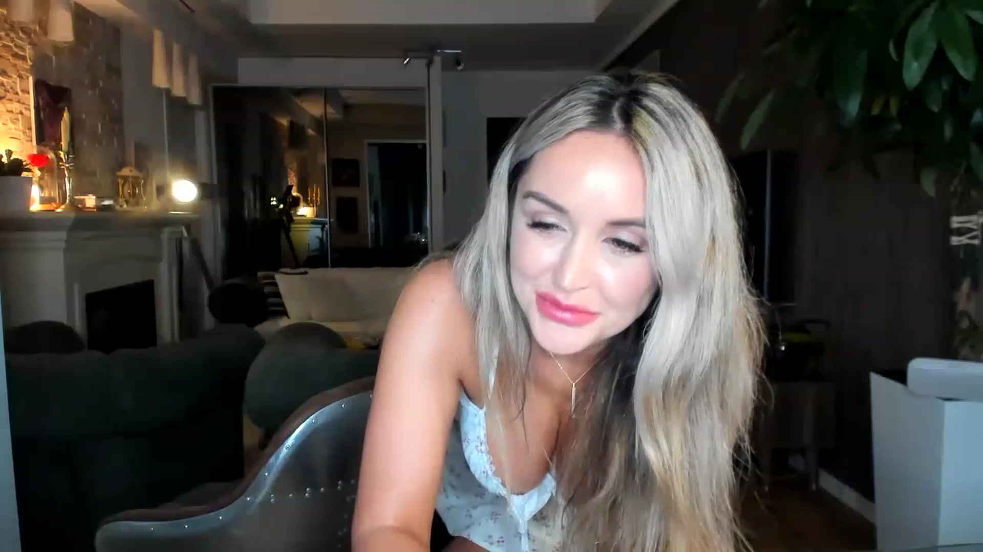 Gallery image thumbnail from TheSassyOne's myfreecams stream on, 04/02/2023, 24:39 image 2 of 20