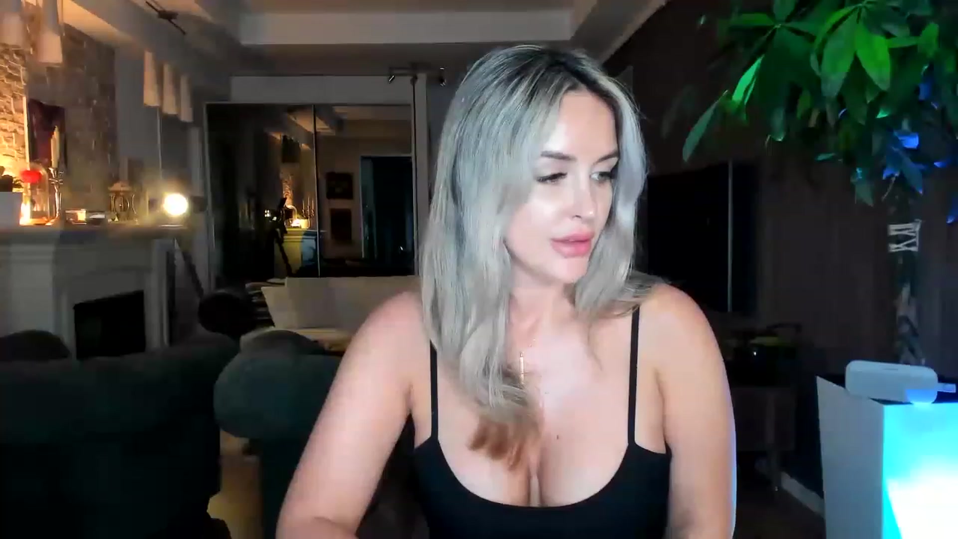 Gallery image thumbnail from TheSassyOne's myfreecams stream on, 04/02/2023, 21:31 image 12 of 20