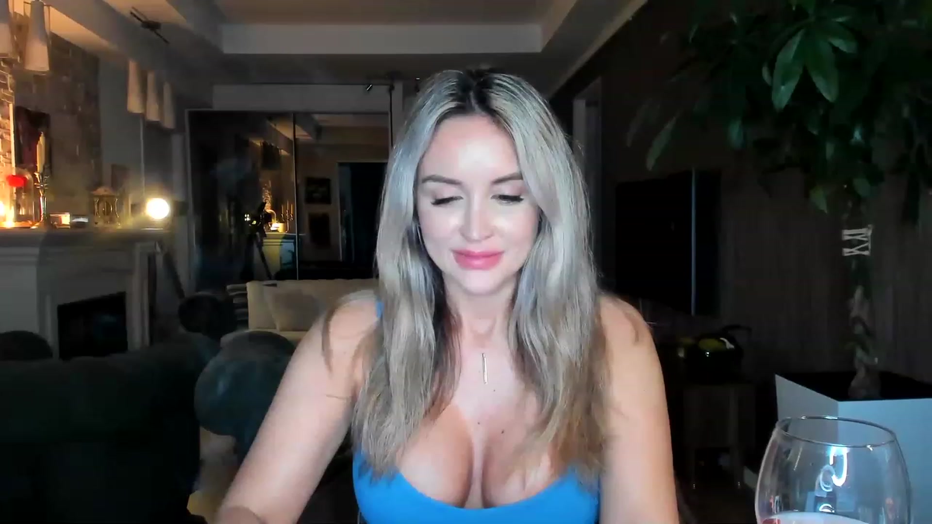 Gallery image thumbnail from TheSassyOne's myfreecams stream on, 04/04/2023, 24:03 image 10 of 20