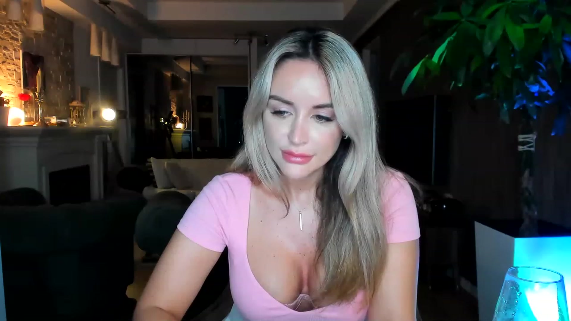 Gallery image thumbnail from TheSassyOne's myfreecams stream on, 04/09/2023, 24:06 image 17 of 20