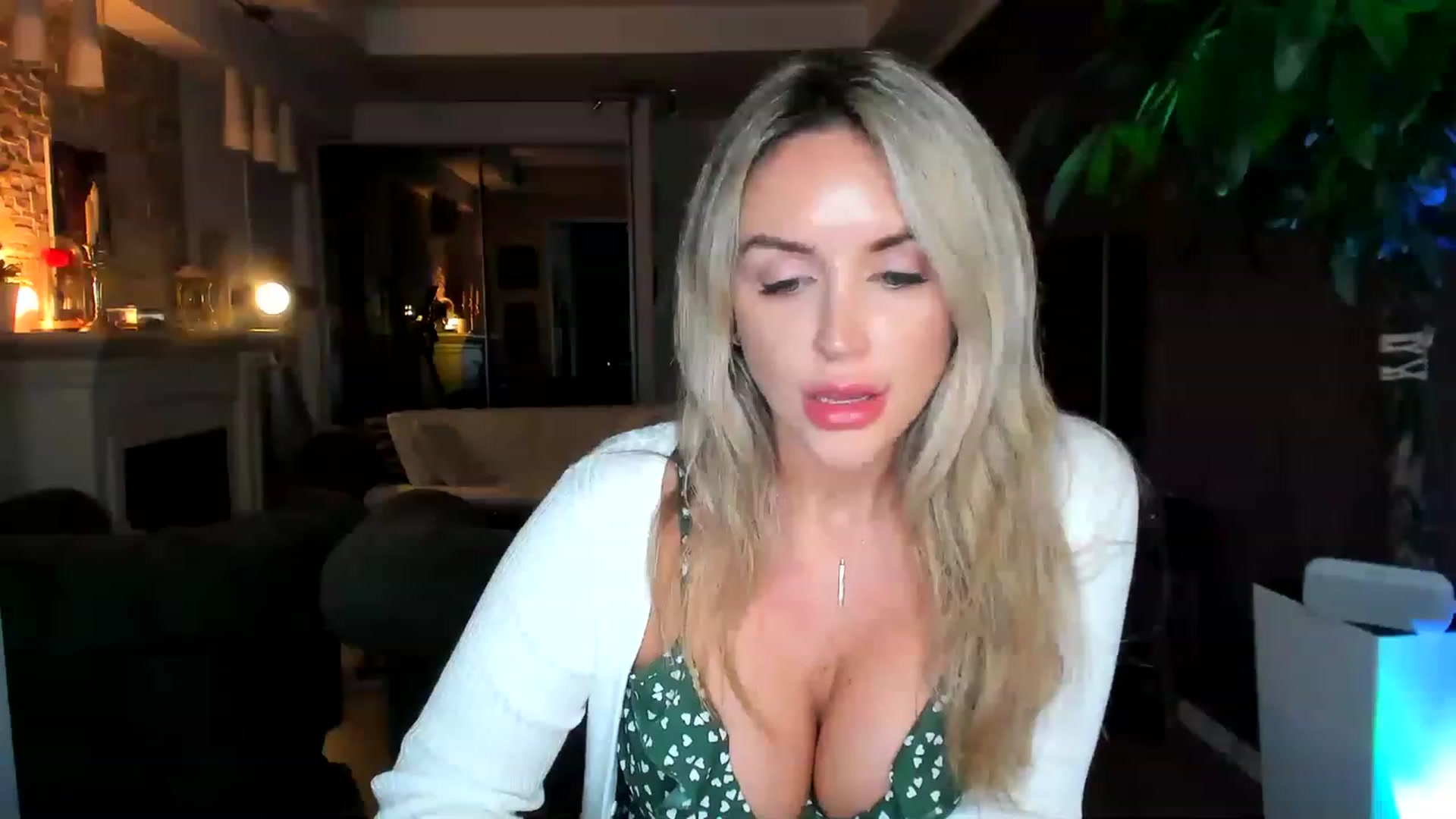 Gallery image thumbnail from TheSassyOne's myfreecams stream on, 04/15/2023, 22:40 image 16 of 20