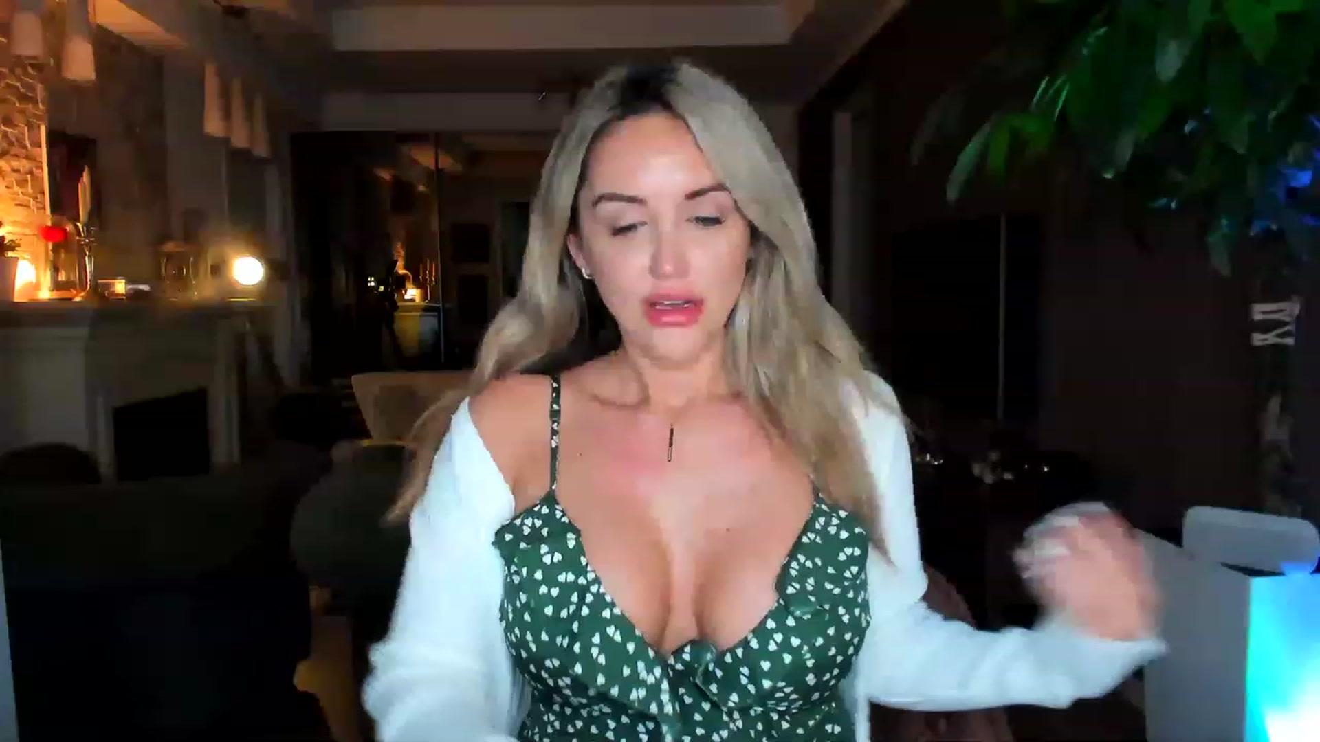 Gallery image thumbnail from TheSassyOne's myfreecams stream on, 04/15/2023, 22:40 image 13 of 20