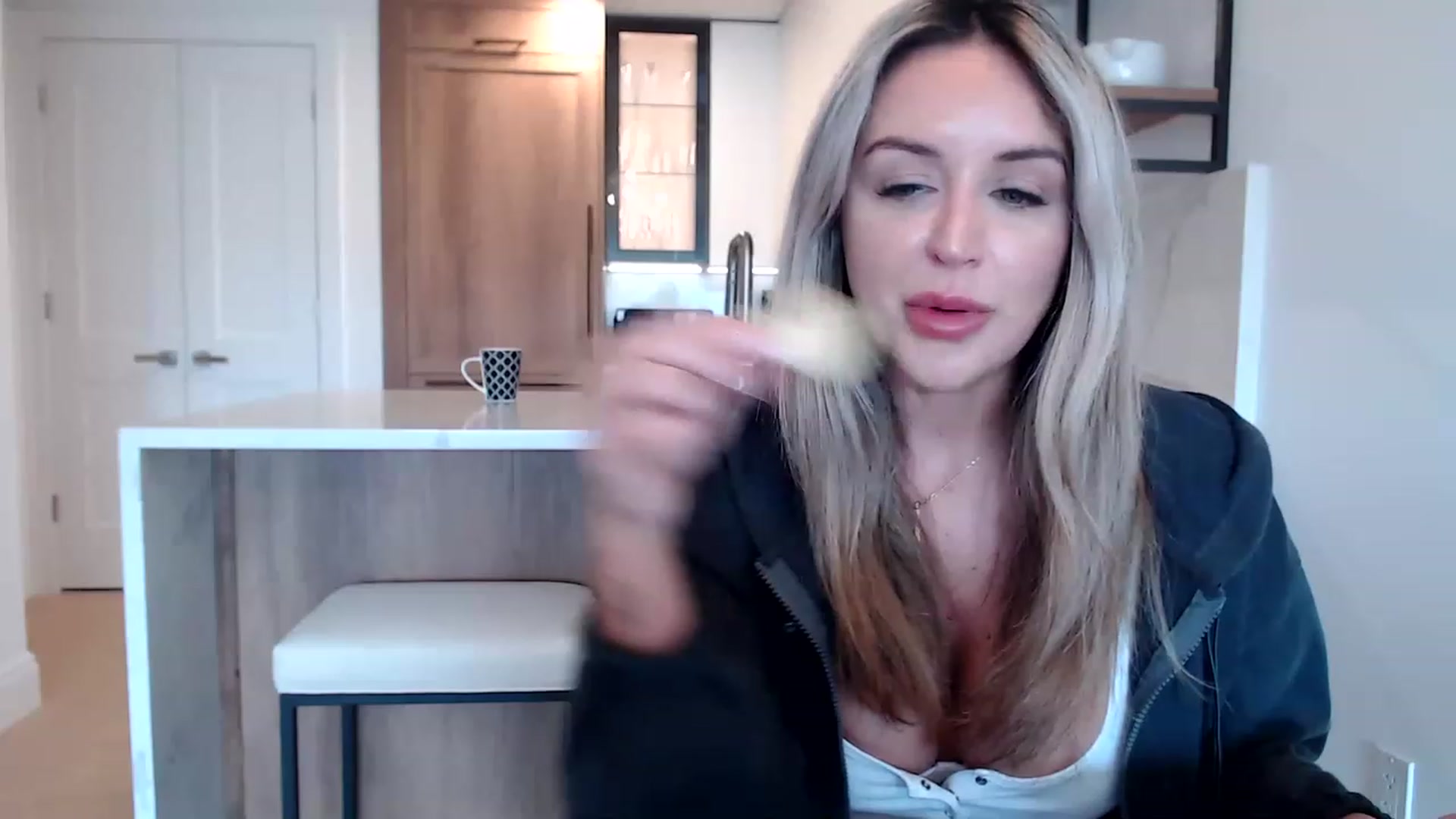 Gallery image thumbnail from TheSassyOne's myfreecams stream on, 05/03/2023, 18:33 image 12 of 20