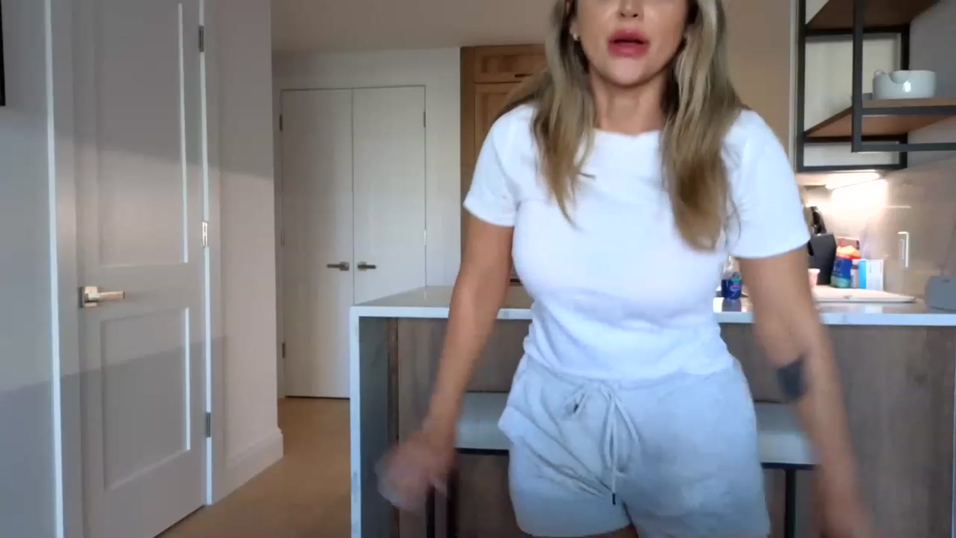 Gallery image thumbnail from TheSassyOne's myfreecams stream on, 05/16/2023, 23:21 image 10 of 20