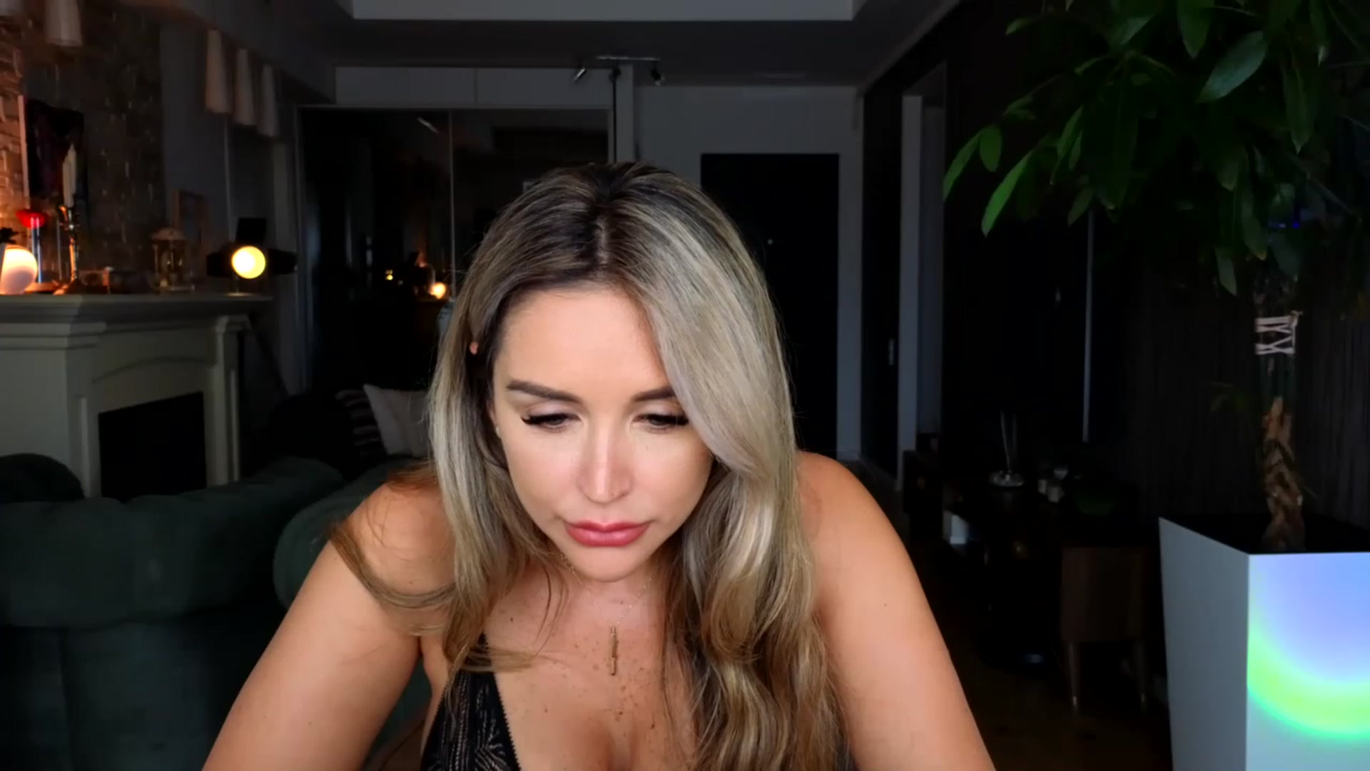 Gallery image thumbnail from TheSassyOne's myfreecams stream on, 06/04/2023, 07:55 image 19 of 20