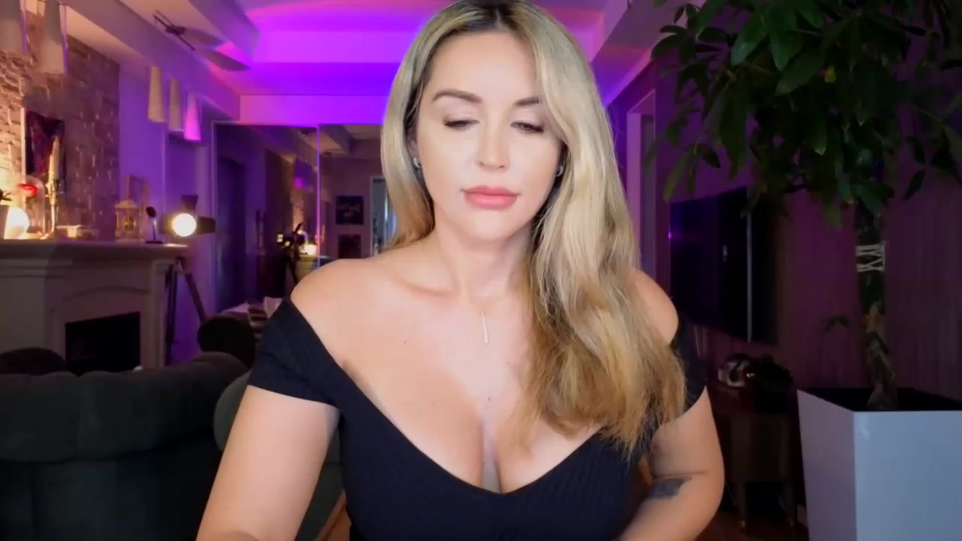 Gallery image thumbnail from TheSassyOne's myfreecams stream on, 06/20/2023, 10:21 image 6 of 20